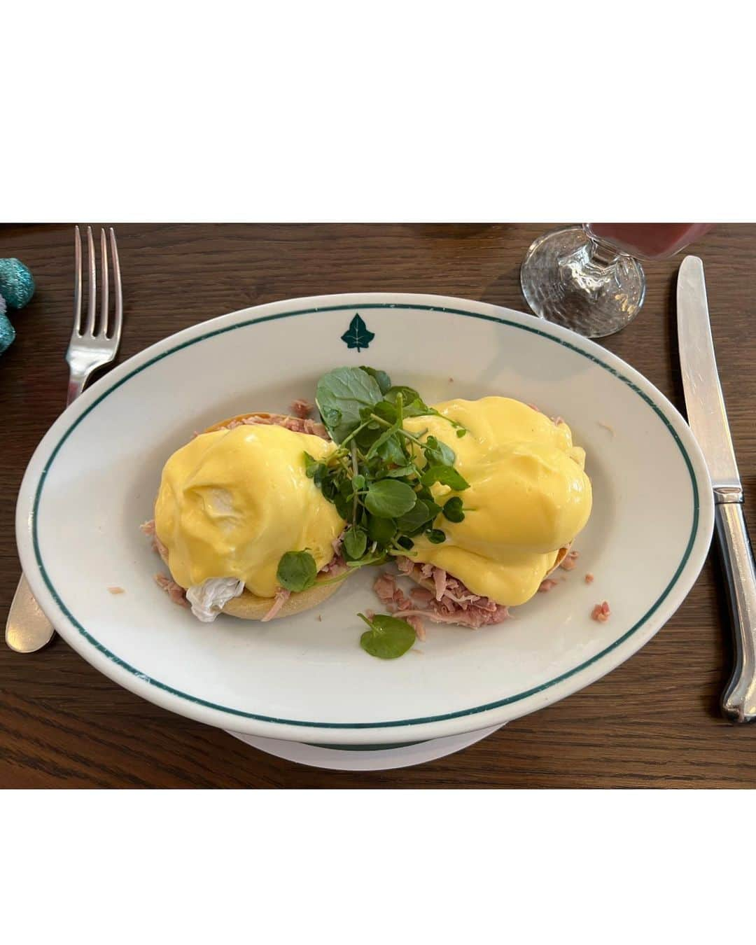 松原汐織さんのインスタグラム写真 - (松原汐織Instagram)「I had breakfast with @faafa8 ‘s family and my husband at the Ivy Cafe Marylebone🍽️ We ate the Ivy Full English breakfast and Eggs Benedict with Hand-pulled Hum.  They have ordinary delicious English breakfasts, so I would recommend this restaurant to travellers who want to have a traditional English-style morning🇬🇧💕  母が娘を見ていてくれたので、 あやちゃん家族と夫と私でThe Ivy Cafeで朝ごはん❤️ 美味しいイングリッシュブレックファーストが食べられるので、旅行者の方にオススメしたいお店です💂🏻‍♀️ ロンドン市内に数店舗ありますよ！  ——— Outfit Details: Dress @adametrope  Jacket @estnation_jp  Bag and Shoes @newbottega  ———  #baby #babygirl #3monthsold #mumofagirl #lovemyfam  #marylebone #theivy #theivycafe  #englishbreakfast #breakfast  #london #thisislondon #londonlife  #出産 #海外出産 #女の子ママ  #海外子育て #イギリス子育て #ロンドン子育て  #イングリッシュブレックファースト #朝ごはん  #ロンドン #ロンドン生活 #ロンドン在住 #ロンドン旅行  #shioriinlondon2023」6月11日 22時53分 - shiori_ma_