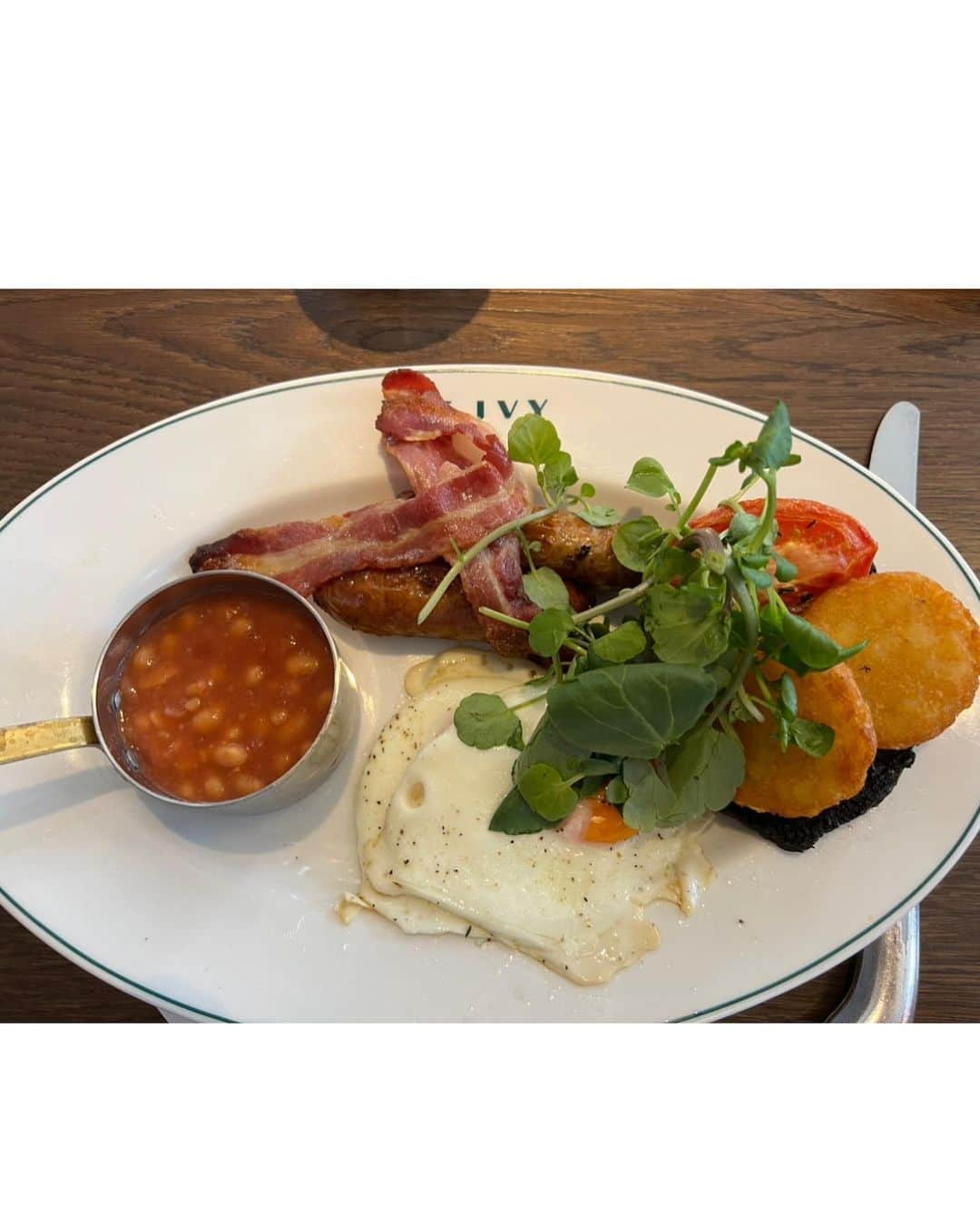 松原汐織さんのインスタグラム写真 - (松原汐織Instagram)「I had breakfast with @faafa8 ‘s family and my husband at the Ivy Cafe Marylebone🍽️ We ate the Ivy Full English breakfast and Eggs Benedict with Hand-pulled Hum.  They have ordinary delicious English breakfasts, so I would recommend this restaurant to travellers who want to have a traditional English-style morning🇬🇧💕  母が娘を見ていてくれたので、 あやちゃん家族と夫と私でThe Ivy Cafeで朝ごはん❤️ 美味しいイングリッシュブレックファーストが食べられるので、旅行者の方にオススメしたいお店です💂🏻‍♀️ ロンドン市内に数店舗ありますよ！  ——— Outfit Details: Dress @adametrope  Jacket @estnation_jp  Bag and Shoes @newbottega  ———  #baby #babygirl #3monthsold #mumofagirl #lovemyfam  #marylebone #theivy #theivycafe  #englishbreakfast #breakfast  #london #thisislondon #londonlife  #出産 #海外出産 #女の子ママ  #海外子育て #イギリス子育て #ロンドン子育て  #イングリッシュブレックファースト #朝ごはん  #ロンドン #ロンドン生活 #ロンドン在住 #ロンドン旅行  #shioriinlondon2023」6月11日 22時53分 - shiori_ma_