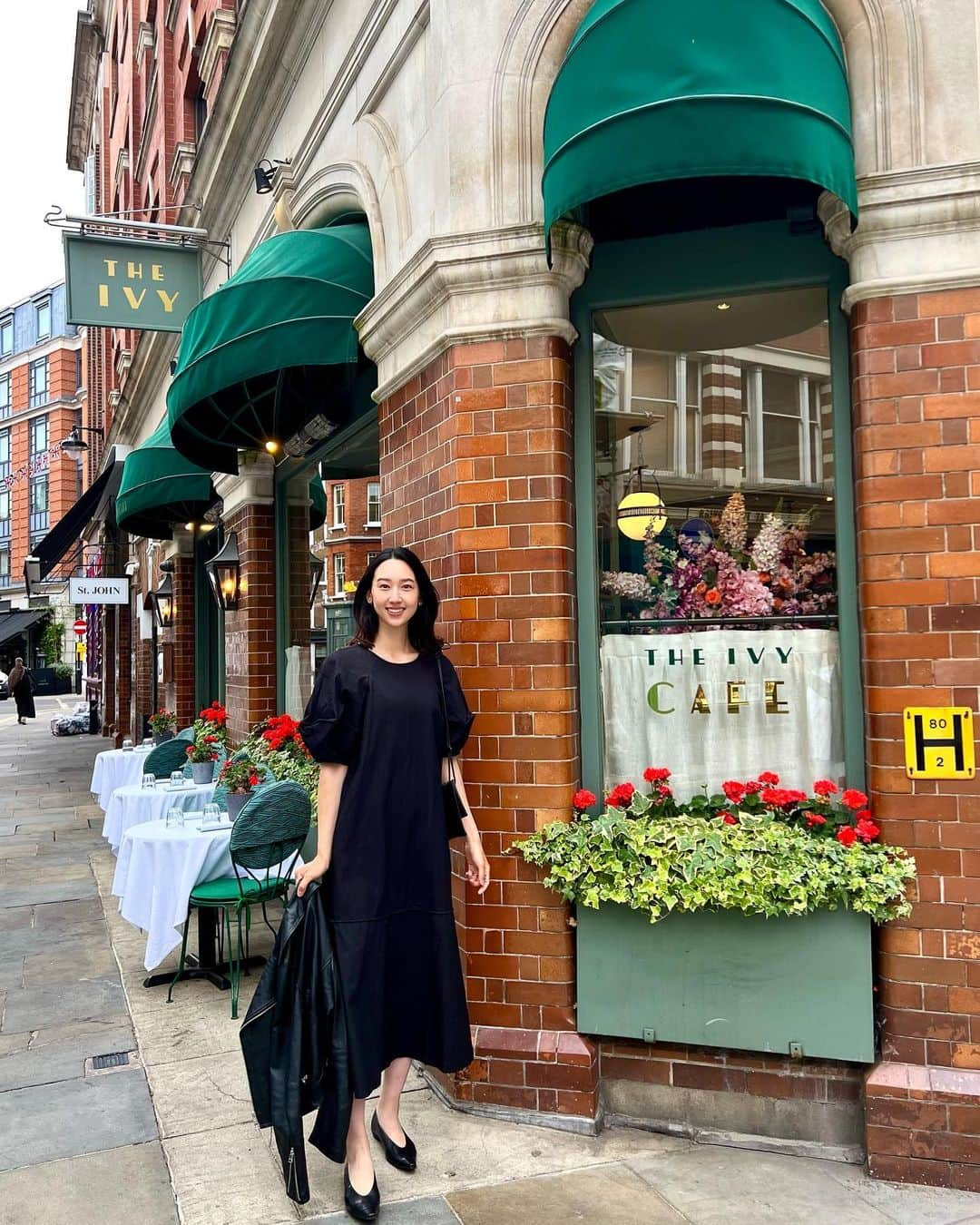 松原汐織さんのインスタグラム写真 - (松原汐織Instagram)「I had breakfast with @faafa8 ‘s family and my husband at the Ivy Cafe Marylebone🍽️ We ate the Ivy Full English breakfast and Eggs Benedict with Hand-pulled Hum.  They have ordinary delicious English breakfasts, so I would recommend this restaurant to travellers who want to have a traditional English-style morning🇬🇧💕  母が娘を見ていてくれたので、 あやちゃん家族と夫と私でThe Ivy Cafeで朝ごはん❤️ 美味しいイングリッシュブレックファーストが食べられるので、旅行者の方にオススメしたいお店です💂🏻‍♀️ ロンドン市内に数店舗ありますよ！  ——— Outfit Details: Dress @adametrope  Jacket @estnation_jp  Bag and Shoes @newbottega  ———  #baby #babygirl #3monthsold #mumofagirl #lovemyfam  #marylebone #theivy #theivycafe  #englishbreakfast #breakfast  #london #thisislondon #londonlife  #出産 #海外出産 #女の子ママ  #海外子育て #イギリス子育て #ロンドン子育て  #イングリッシュブレックファースト #朝ごはん  #ロンドン #ロンドン生活 #ロンドン在住 #ロンドン旅行  #shioriinlondon2023」6月11日 22時53分 - shiori_ma_