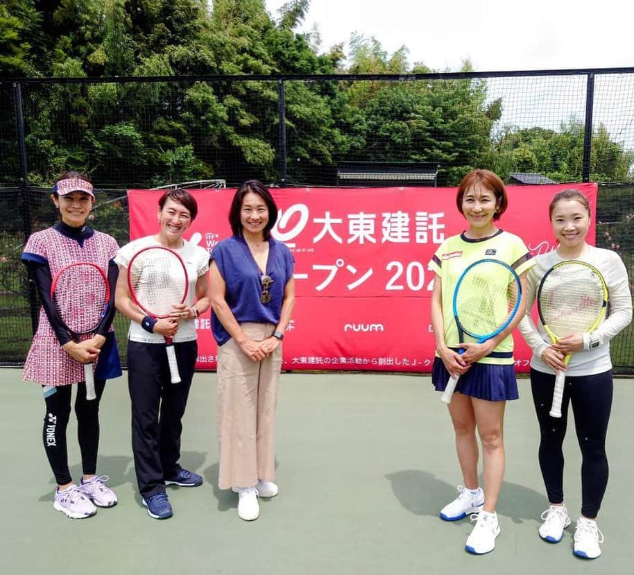 森上亜希子のインスタグラム：「ジュニア達との練習会、テニスクリニックと沢山の方々とテニスが出来て嬉しかったですし、愛ちゃん、さおちん、くるみちゃんと一緒に汗を流せて幸せでした！（汗を流し過ぎして水しぶきならぬ汗しぶきがコートに😭🙏）  参加して下さった皆様、ありがとうございました！ また、一緒にテニス出来る日を楽しみにしています！  #tennis #tennisplayer  #テニス選手 #大東建託オープン #jwt50 #感謝 #mikihouse #ミキハウス #ミキハウススポーツクラブ #セントクリストファー #トアルソン」