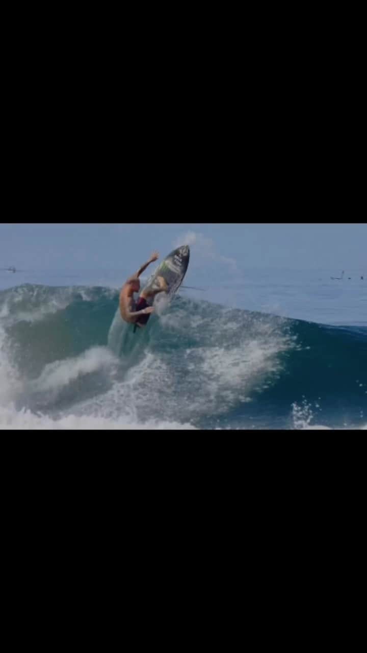 Stanceのインスタグラム：「Dreamy ride 💭🌴 @chippawilson   📹 @jacksonn_jones  🌊 @themandiribeachclub  #stancesocks #punksandpoets #stitcheddifferent」