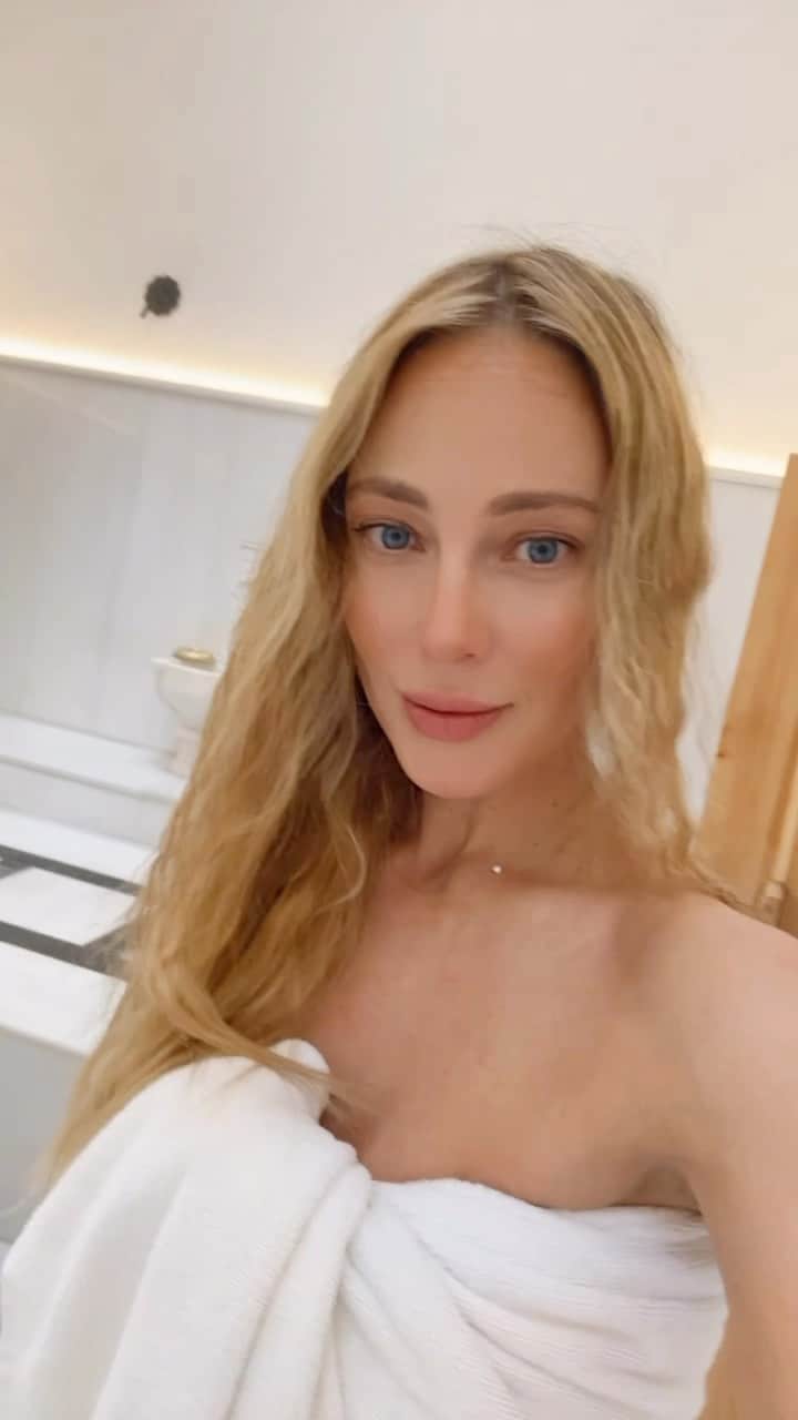 バネッサ・ハッペンコゼンのインスタグラム：「Baño Turco! Wow, me encantó, además de la experiencia, mi piel quedó espectacular por la oxigenación y revitalización…Lo primero es sentarte al lado de un lavabo y echarte agua con una vasija de metal; el agua está templada y aunque no es un sauna como tal, se siente bastante húmedo y caliente.  Después, una señora comienza a exfoliar tu piel con un guante de seda de capullo turco, jamás he visto mi piel descarapelarse de esa forma!  Acto seguido, te lavan con un trapo que hace burbujas gigantes con un jabón que tiene un olor bastante peculiar, como a jabón zote. Siguiente paso, te enjuagan, puede ser con agua caliente o agua fría para activar aún más la circulación! El lugar a donde fui se llama Hurrem Sultan Hamami」