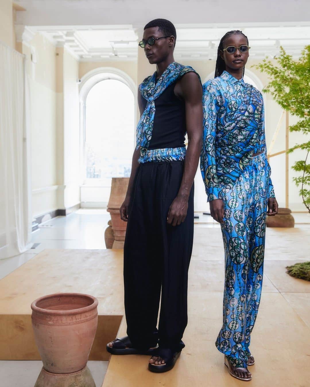 カシミ オムのインスタグラム：「Kamala Ibrahim Ishaq's 'Blues for the Martyrs' canvas artwork has been incorporated into printed silks for this season, paying homage to her defining stories, that inspire a unique exploration of optimism and defiance. ​⁠ ​⁠ #QASIMISS24​⁠ ​⁠ Creative Director: Hoor Al Qasimi @hooralq​⁠ Art Director: Nicolas Santos @nicolas_santos​⁠ Photographer: Keerthana Kunnath @kee_kunnath​⁠ Film: Child Studio @childstudio__​⁠ Artist Collaboration: Kamala Ibrahim Ishaq @kamala_ibrahim_ishag.official​⁠ Music: Hasan Hujairi @hasan.hujairi​⁠ Stylist: Nell Kalonji @nellkalonji​⁠ Styling Assistant: Honor Dangerfield @honordangerfield​⁠ Production: Sharda Fähmel​⁠ Production Manager: Jo Cullis​⁠ Production Assistants: Nadia Abraham, Sylwia Grzegorzko & Caitlyn Duncan​⁠ Movement Director: Simon Donnellon @simon.donnellon​⁠ Casting: Troy Fearn @troycasting​⁠ Hair Stylist: Dexter Johnson for Toni & Guy @dexterdapper​⁠ Make-Up Artist: Celia Burton @celiaburtonmakeup​⁠ Manicurist: Sasha Goddard @sasha_goddard_​⁠ Set Designer: Georgia Currell @georgiacurrell_set​⁠」