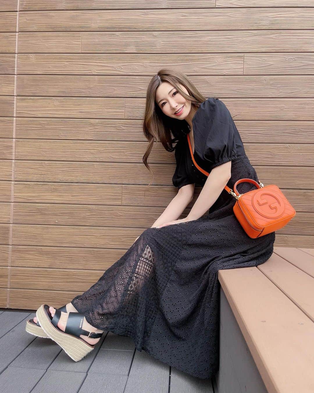 愛弓りょうのインスタグラム：「後ろぱっかんカワ👗 ・ ・ ・ ・ #あざとワンピ #後ろ姿 #後ろセクシー #愛弓りょう」