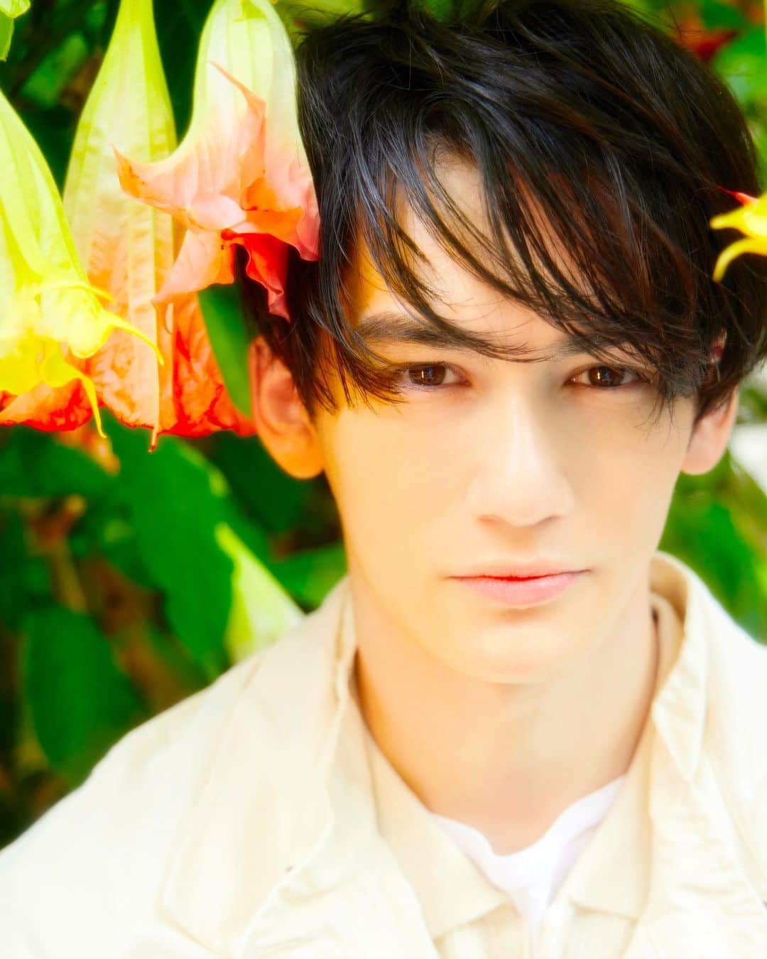 パース・ナクンのインスタグラム：「I love the way the colours of the flowers change the mood and feelings of the photo  - - - Makeup @jhun_hm  Photographer @abeasamidesu  Stylist @shizu_nishikawa  Outfit @enderproducts_official @casperjohn_gallery @ponyjapan @adonust」