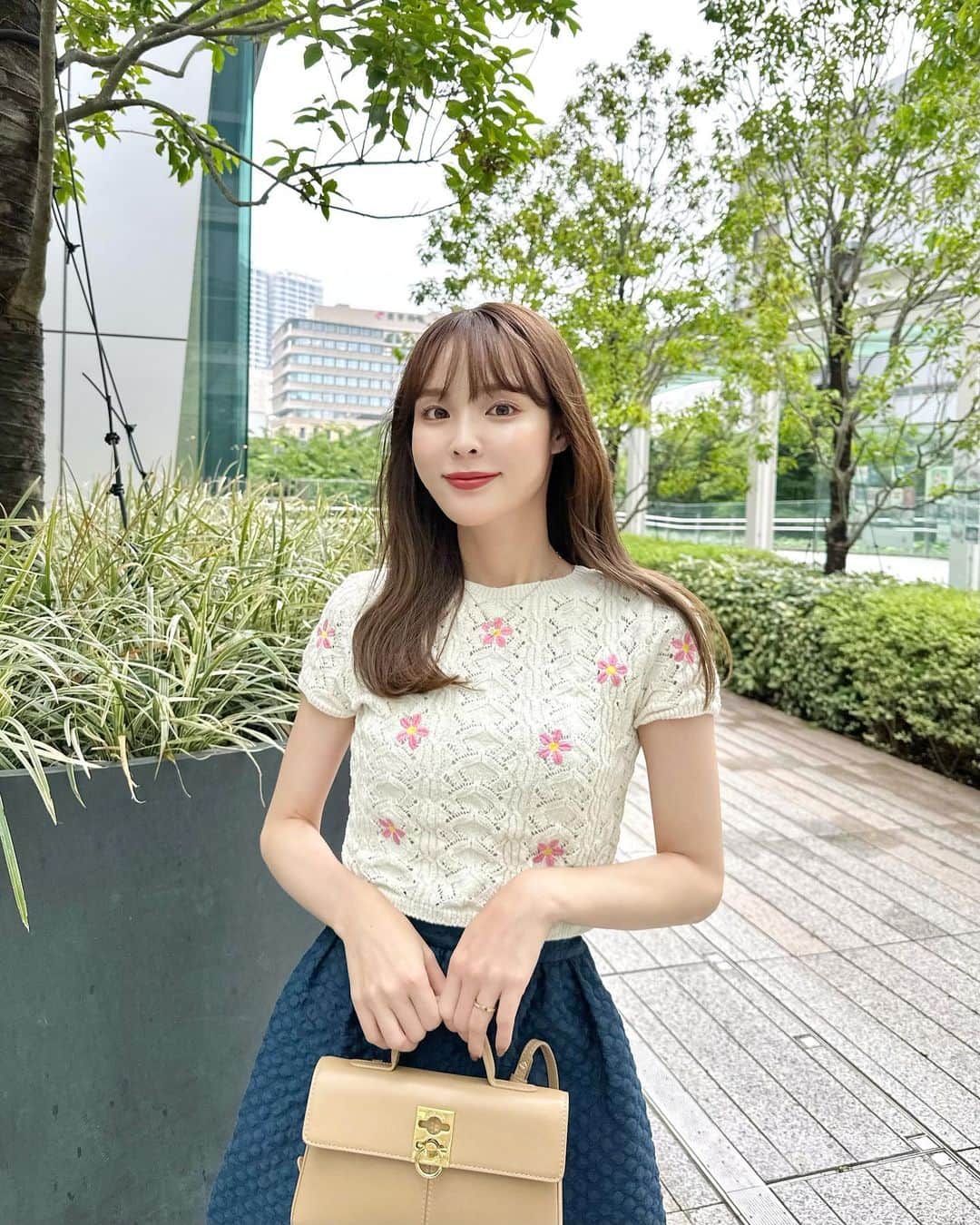 磯田 ひかる(Hikaru Isoda) のインスタグラム：「こんばんは🐈‍⬛🌙 みなさんどんな週末でしたか？💞  雨の日のコーデ🌧 雨の日はいろがかわらない、濃いめのボトムが良いですね🙆‍♀️  【着用アイテム】 Tops @zara  カットワーク刺繍入りトップス オフホワイト - 品番 7585/979 6,590 JPY XS (5~7 号)  Skirt @zara  ミディ丈ボリュームスカート ブルー - 品番 7563/290 10,990 JPY XS (5~7 号)  ------------------------------ picaru：162cm / 骨格ウェーブ 1st ブライトスプリング 2nd ブライトサマー  大人可愛いスタイルアップコーデ ヘアメイクを合わせた トータルスタイリングを提案🤍  不定期にストーリーで ファッションお悩み相談募集中🥰 ------------------------------  他の投稿を見る→【@picaruuu】」