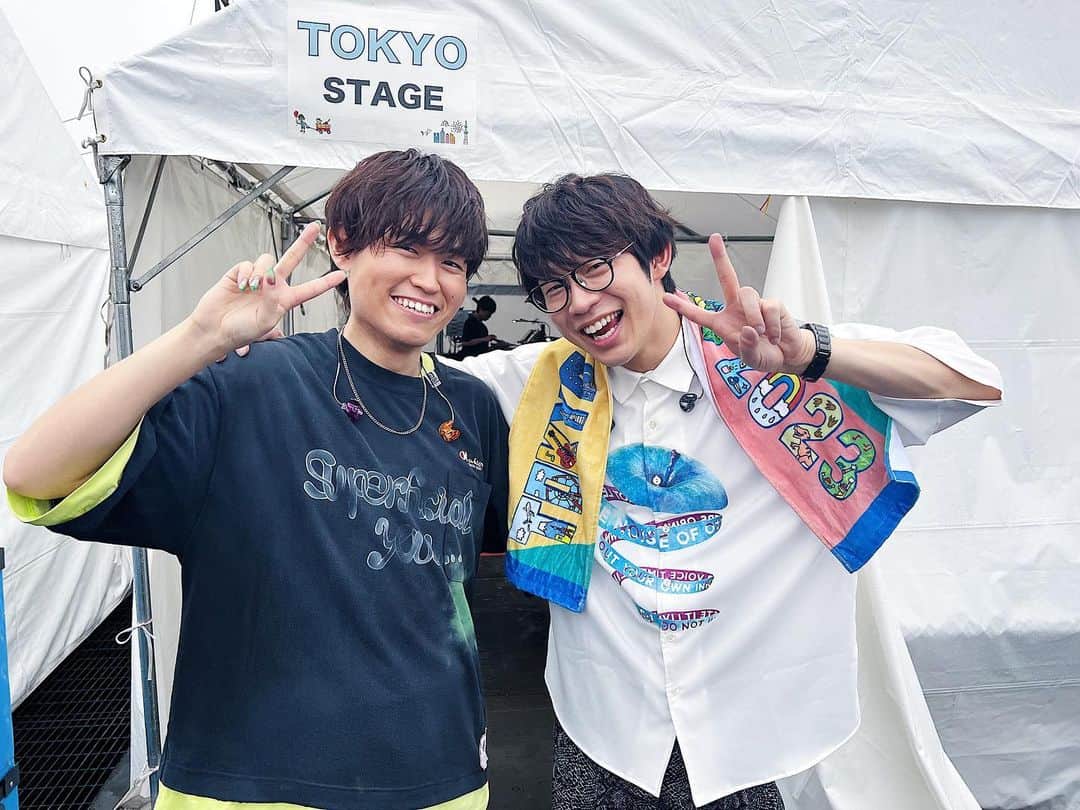 川崎鷹也のインスタグラム：「楽しかったなぁTOKYO ISLAND2023😊場所もコンセプトもスタッフさんも、最高なフェスでした🔥そしてタニシとのスペシャルコラボステージ幸せすぎた♨️ #TaniYuuki #川崎鷹也 #TOKYOISLAND #コラボ #cheers #愛の歌 #雨も上がる晴れ男コンビ #とは言えちょこちょこ降ってた #一緒に歌うの楽しかったなぁ #ずっとニコニコしてしまった #♨️」
