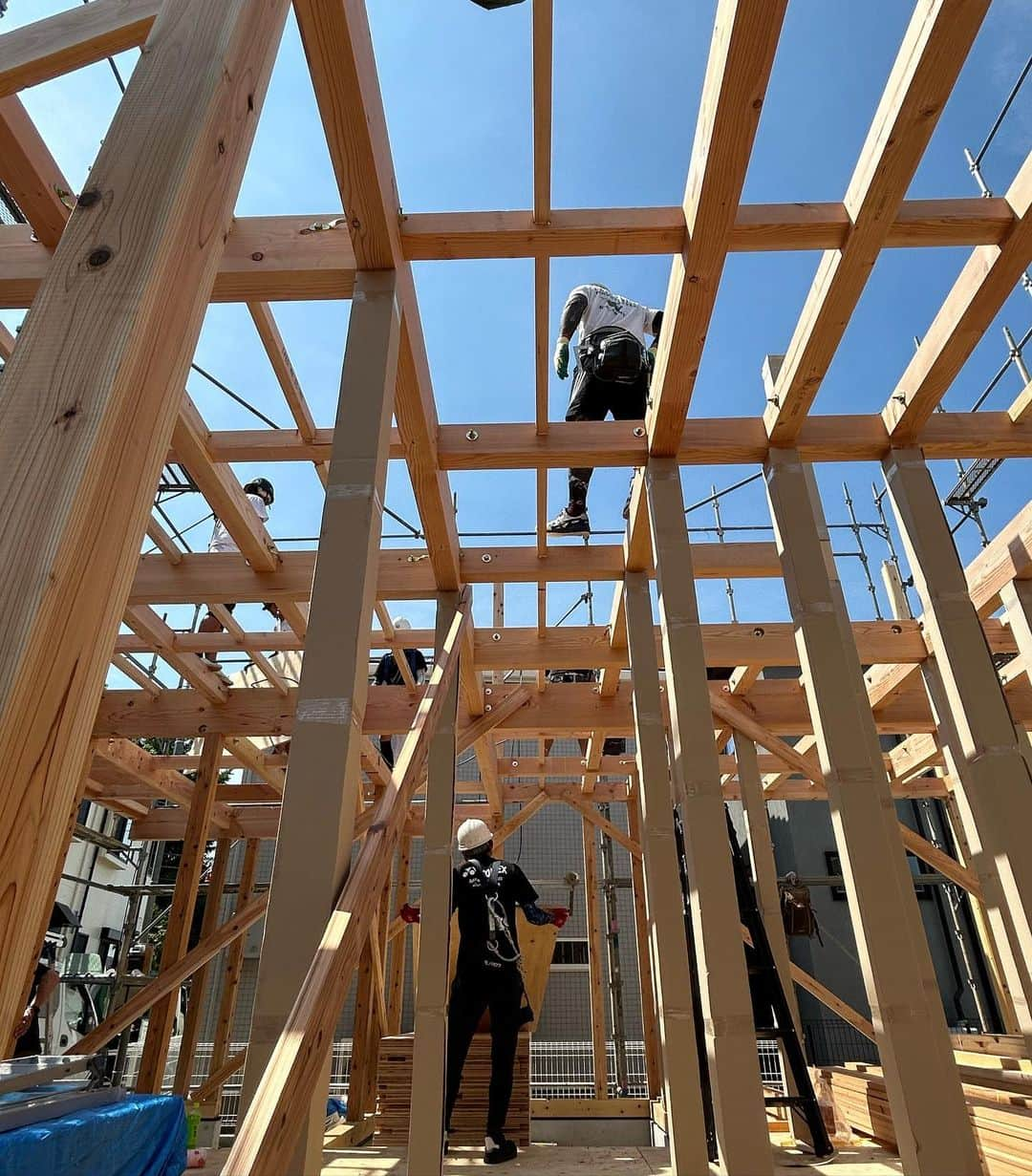 クボタ住建さんのインスタグラム写真 - (クボタ住建Instagram)「「木の家だからできること」  タイミングよく梅雨の晴れ間に迎えた上棟。 6月とは思えない朝から暑いくらいの快晴の中で施主様のお家がこの日初めて目の前に現れました！ 朝8時半頃から見学に来られた施主様ご夫妻。 1時間ほど見学します...のはずがいつの間にか数時間に。 奥様も見てるうちに目が離せなくなりますね！と。 人生初めての体験はきっとずっと記憶に刻まれるでしょう。 上棟は家づくりにとって「ハレの日」 棟梁も真剣な眼差しで職人さんたちの作業をみながら指示を出していました。 1日で家が立ち上がっていく上棟は幾度見ても見飽きない日です。  #クボタ住建#上棟#無垢材#在来軸組工法 #木の家#棟梁」6月11日 23時03分 - kubota_jyuken