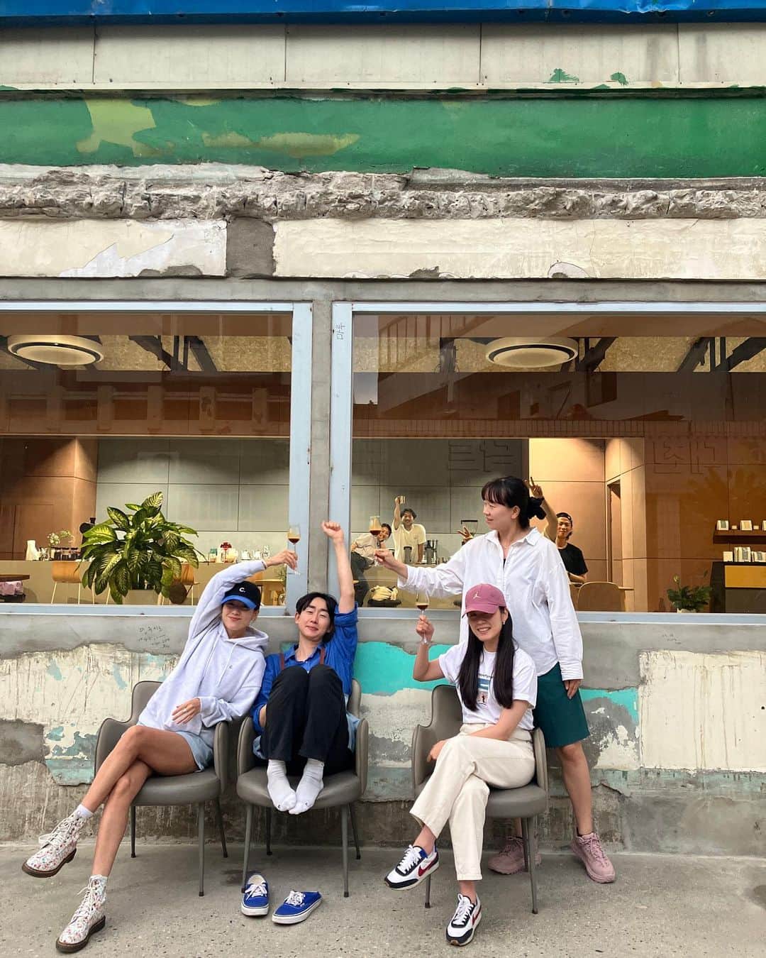 のインスタグラム：「커피에 누구보다 진심인 @junnyjeon  제 고향 청주 무심천 바로 옆, 청주에 계신분들, 가실분들 잠시 들러보세요.   #고향친구응원 #hometownfriend  #화이팅」