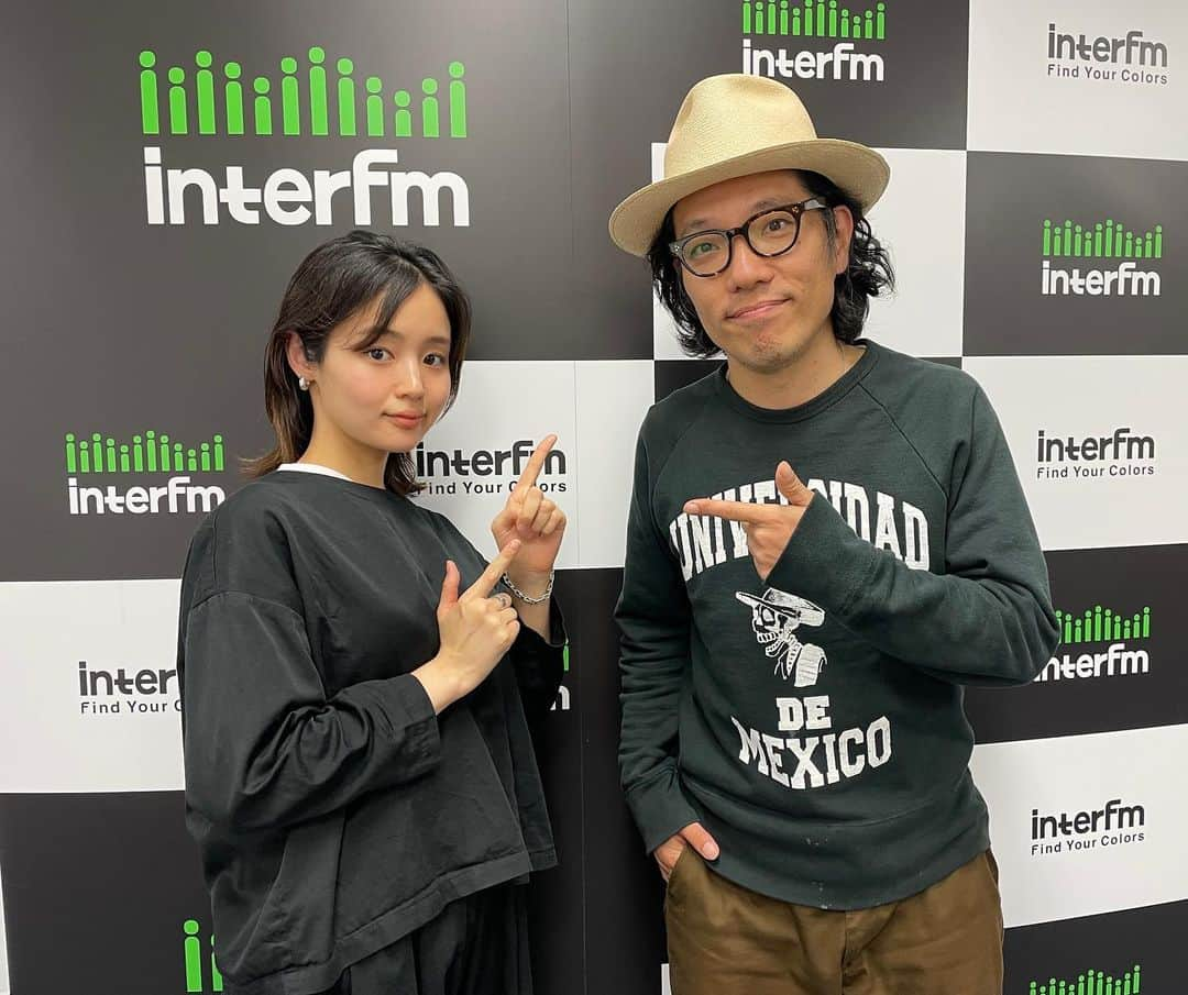 InterFM897さんのインスタグラム写真 - (InterFM897Instagram)「2nd&4th Sun 22pm レディオ デ チャカチー DJ: ハナレグミ 永積崇（@hanaregumi.official）  毎月、第2・4日曜日の夜10時はハナレグミがお届け♪ 「レディオ デ チャカチー」つもる話とグッドミュージックであなたのお耳をくすぐっちゃいます。  6月11日のオンエアでは...  ゲストに藤原さくら（@mammothsakura）さんをお迎えしました！  5月にリリースされたばかりの4thアルバム『AIRPORT』の制作裏話や、お互いの弾き語りツアーについて、さらにはお芝居の話など、さまざまなお話を伺いました。  1週間以内ならradikoのタイムフリー機能でもう一度番組を聞くことができます💁‍♀️   番組では皆さんからのメッセージを募集中📩  メールは、hanare@interfm.jpまで。 ツイッターの方は #チャカチー897 をつけて番組に参加してください！  メッセージが読まれた方には抽選で、ハナレグミ書き下ろしオリジナル顔面写経リングノートをプレゼント🎨  そして、日曜24時からオンエアの藤原さくら「HERE COMES THE MOON」も引き続きお楽しみください♪  #レディオデチャカチー #チャカチー897 #interfm #ハナレグミ #永積崇 #藤原さくら #AIRPORT #弾き語りツアー #HereComesTheMoon #moon897 #radiko」6月11日 23時15分 - interfm897