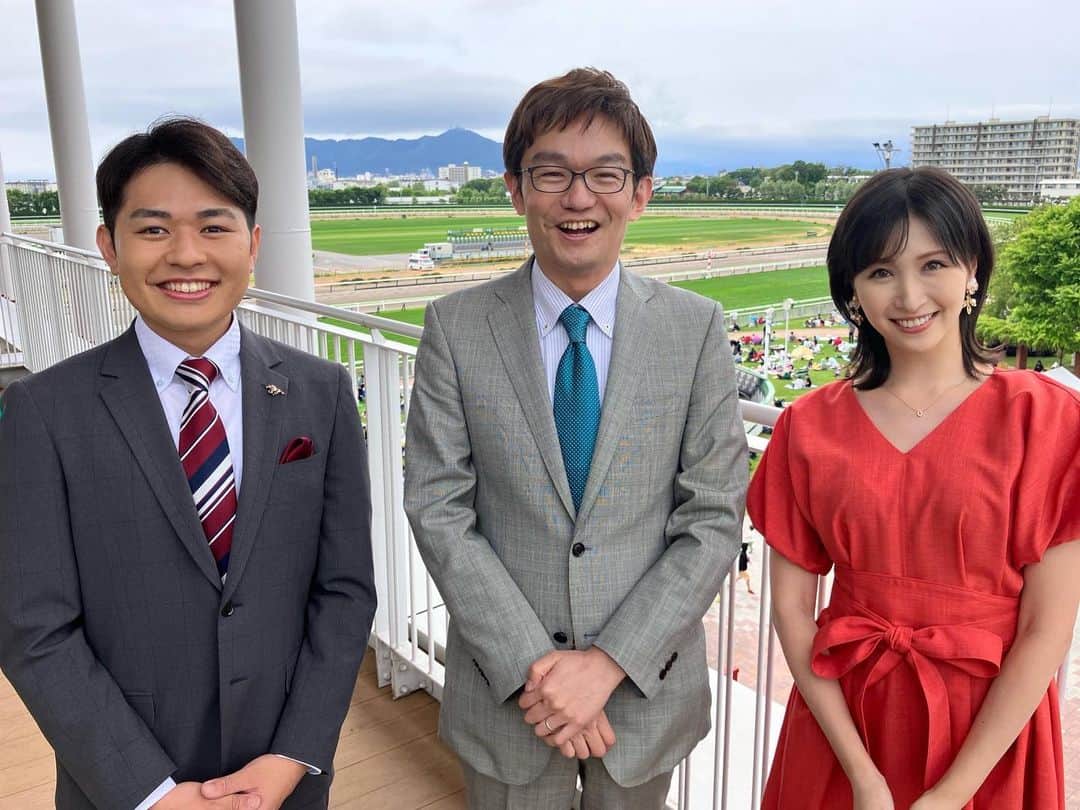 江上太悟郎のインスタグラム：「今日から始まった #KEIBAプレミア ！ 加藤アナウンサーから番組を引き継ぎ、MCを務めます🎤 #横山ルリカ さんと共に楽しい番組にしていきます！  あぁ、初回緊張した… ただMC席に座り、南井さんや名解説者の2人とレースを見てお話できるのが幸せでした！！ 来週はもっと頑張るぞー🏇  #南井克巳 さん #3冠ジョッキー  #元調教師 #函館競馬場  #函館競馬場🏇  #函館スプリントステークス  #キミワクイーン #エプソムカップ  #ジャスティンカフェ」