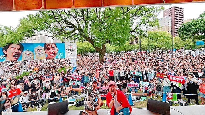 HIPPYさんのインスタグラム写真 - (HIPPYInstagram)「フラワーフェスティバル  JIM BEAM SUMMER FES 2023  リハーサルからフルスウィングの HIPPY & TEE の90分のステージw  アンバサダーに任命いただいた メイン会場から１番遠いリリーステージは 4年ぶりの開催の喜びと会場の満開の笑顔で溢れ 伝説的な時間を皆さんと作れたんじゃないでしょうか♡  イェイ  最幸な時間を！最幸な景色を 心からありがとうございます♩  そして僕は 8/9にアルバムリリース オリコン１位に向けて絶賛予約受中です ぜひともご予約お願いします♩  各地でのライブが続々と決まっております！ お会いできる日を楽しみにしてます！ 逢いましょうね！！！！！！！！！！  6/17【福岡】TEE TOUR 2023 6/18【広島】TEE TOUR 2023 6/24【広島】島フェス in TOYOSHIMA 6/25【東京】TEE TOUR 2023 7/1【三重】『BLOW OUT』TRIPLE ACTION  7/2【北海道】札幌国際大学学園祭「清麗祭～流清群～」 7/8【岩手】Stand up花巻 7/9【群馬】ワイグル温泉ライブ 7/15【尾道】後日詳細発表 7/16 【広島】maegashira 20周年LIVE 7/17【三重】『SAESIDE.BUZZ2023』 7/20【岡山】後日詳細発表 7/22【兵庫】後日詳細発表 7/23【大阪】後日詳細発表 7/29【???】後日詳細発表 7/30【徳島】後日詳細発表 8/8【広島】アリスガーデン 8/14【愛媛】後日詳細発表 8/19【宮崎】サンロードフェスティバルホール 8/26【愛媛】後日詳細発表 8/27【熊本】後日詳細発表 9/10【???】後日詳細発表 10/29【兵庫】HIPPY × 酒井法子Halloween 2マンLIVE 11/12【広島】PEACE STOCK 78' HIROSHIMA 2023  #フラワーフェスティバル #HIPPY #TEE #アルバムリリース #絶賛予約受付中 #JIMBEAMSUMMERFES #ジムビームハイボール #ジムビーム #福岡 #北海道 #三重 #岩手 #東京 #宮崎 #愛媛 #熊本 #群馬 #徳島 #兵庫 #大阪 #尾道 #君に捧げる応援歌 #札幌国際大学」6月11日 23時18分 - _____hippy_____