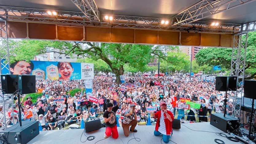 HIPPYさんのインスタグラム写真 - (HIPPYInstagram)「フラワーフェスティバル  JIM BEAM SUMMER FES 2023  リハーサルからフルスウィングの HIPPY & TEE の90分のステージw  アンバサダーに任命いただいた メイン会場から１番遠いリリーステージは 4年ぶりの開催の喜びと会場の満開の笑顔で溢れ 伝説的な時間を皆さんと作れたんじゃないでしょうか♡  イェイ  最幸な時間を！最幸な景色を 心からありがとうございます♩  そして僕は 8/9にアルバムリリース オリコン１位に向けて絶賛予約受中です ぜひともご予約お願いします♩  各地でのライブが続々と決まっております！ お会いできる日を楽しみにしてます！ 逢いましょうね！！！！！！！！！！  6/17【福岡】TEE TOUR 2023 6/18【広島】TEE TOUR 2023 6/24【広島】島フェス in TOYOSHIMA 6/25【東京】TEE TOUR 2023 7/1【三重】『BLOW OUT』TRIPLE ACTION  7/2【北海道】札幌国際大学学園祭「清麗祭～流清群～」 7/8【岩手】Stand up花巻 7/9【群馬】ワイグル温泉ライブ 7/15【尾道】後日詳細発表 7/16 【広島】maegashira 20周年LIVE 7/17【三重】『SAESIDE.BUZZ2023』 7/20【岡山】後日詳細発表 7/22【兵庫】後日詳細発表 7/23【大阪】後日詳細発表 7/29【???】後日詳細発表 7/30【徳島】後日詳細発表 8/8【広島】アリスガーデン 8/14【愛媛】後日詳細発表 8/19【宮崎】サンロードフェスティバルホール 8/26【愛媛】後日詳細発表 8/27【熊本】後日詳細発表 9/10【???】後日詳細発表 10/29【兵庫】HIPPY × 酒井法子Halloween 2マンLIVE 11/12【広島】PEACE STOCK 78' HIROSHIMA 2023  #フラワーフェスティバル #HIPPY #TEE #アルバムリリース #絶賛予約受付中 #JIMBEAMSUMMERFES #ジムビームハイボール #ジムビーム #福岡 #北海道 #三重 #岩手 #東京 #宮崎 #愛媛 #熊本 #群馬 #徳島 #兵庫 #大阪 #尾道 #君に捧げる応援歌 #札幌国際大学」6月11日 23時18分 - _____hippy_____