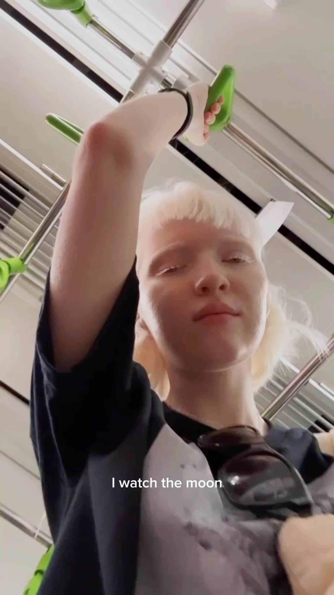 ナスチャのインスタグラム：「mood 🫣」