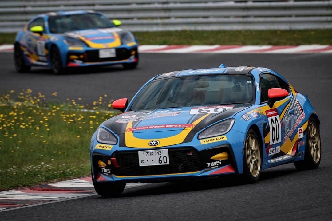 小河諒のインスタグラム：「86Cup  予選12位　決勝14位  望んでいた結果ではないですが、 確実に前進しているでしょう‼️  ブリーフィングで服部さんからのお話があり、開幕戦よりもクリーンなレースになっていたように感じました😌  ドライバーが意識を高めて 皆さんに楽しんでもらえる熱くクリーンなレースを繰り広げられるように これからもレース業界全体で考えて行きたいですね🔥  今大会も応援ありがとうございました！  #OTG #86Cup」