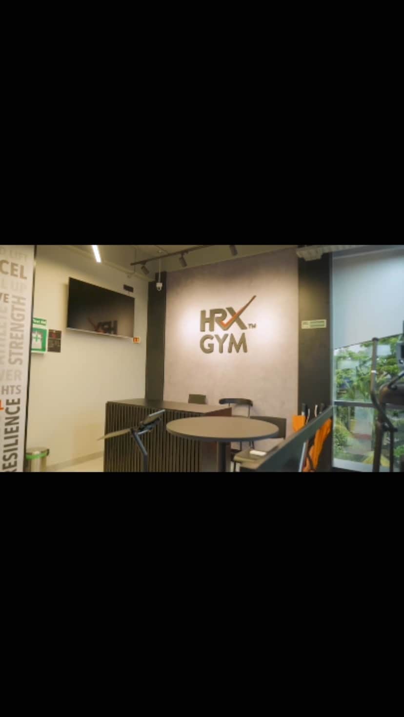 リティク・ローシャンのインスタグラム：「It’s Finally Here! The HRX Gym was a dream that has now become a reality.  So, pack your gym bags and together, let’s raise the bar, as we #KeepGoing 🔥  📍 HRX Gym, JP Nagar, Bangalore . . . #HRXGyms #CultFit #HRX」