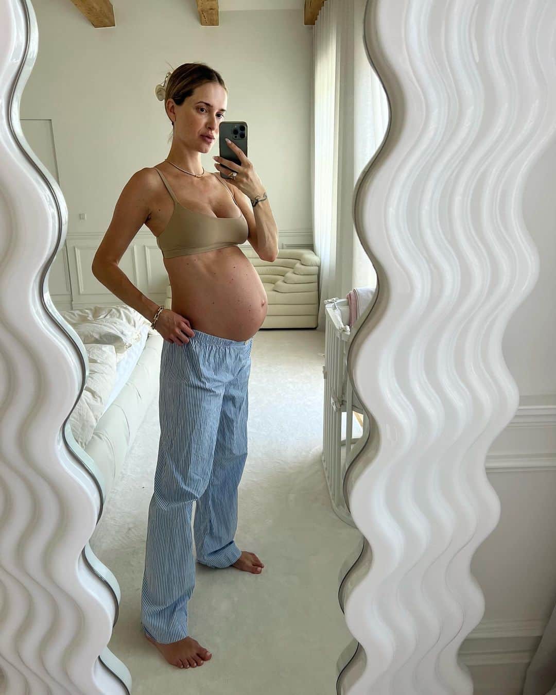 ペニーレ・タイスベックのインスタグラム：「32 weeks of you and me💗 I’m so excited to meet you soon and to hold you in my arms🥹 Forever grateful 💘」
