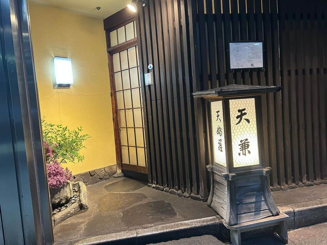 朝桐光のインスタグラム：「新宿西口にある天ぷら  ⭐️天兼⭐️  に行ってきたよ🎶  新宿西口にある小田急ハルクの1階にあって創業明治36年なんだって✨  お店はとっても素敵な雰囲気で、入口から美味しいのが期待できちゃう感じだよね✨  今回いただいたのは天ぷらコース✨  イカの酢味噌和え、お刺身から始まり、、、  きました！  天ぷら❤️  ころもが軽くてパクパク食べれちゃう😋  塩で食べてもつゆで食べても美味しいーっ❤️🥰❤️  最後はかき揚げ丼、天茶漬け、かき揚げと白米 で選べたんだけど、私は天茶漬け❤️ 友達はかき揚げ丼にしてたよ🎶  天ぷらで結構お腹いっぱいだったのに天茶漬けはサッパリ美味しくてサラサラ食べれちゃう😋  かき揚げ丼も美味しそうだったなぁ🤤  そしてデザート✨  マンゴーが半分！！！  なんてサービス✨✨✨  お腹いっぱいだねー🎶  とか話してたのにペロリと食べちゃったよね☺️👍✨  味よし、ボリュームよし！  新宿に行った際にはぜひ👍👍👍  PR @tenkane_shinjuku  #新宿グルメ#新宿西口グルメ#新宿天ぷら#新宿日本酒#天兼」