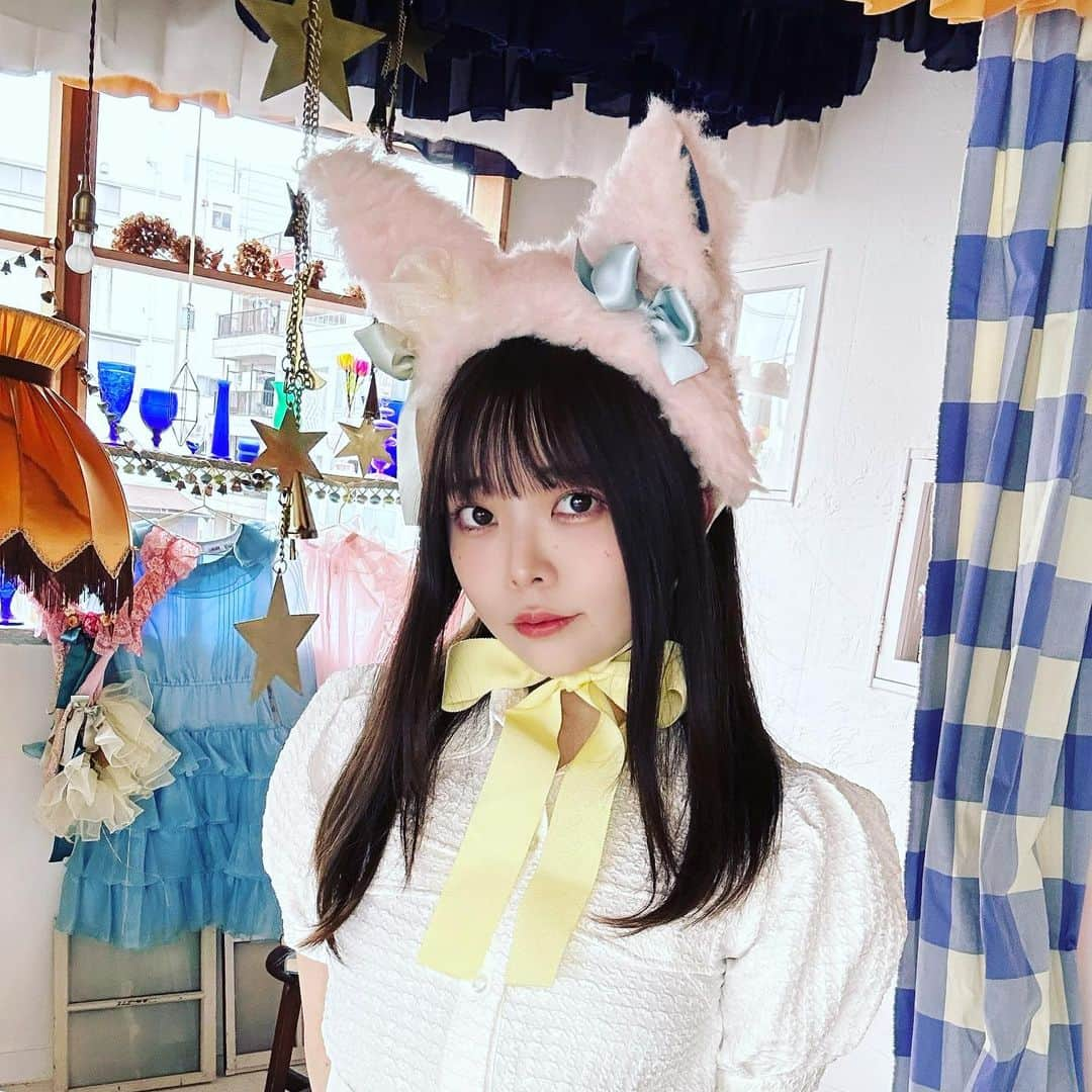 柳葉ころんさんのインスタグラム写真 - (柳葉ころんInstagram)「今日は先日受けたAクリニック（@a_clinic_ikebukuro）の糸リフト#Aスレッド から数日経ったのでまたレポしよかな🥰 #柚崎一輝 （@aclinic_yuzaki）先生に担当していただきました🙇‍♀️  写真は昨日のもので肌加工のみ！ すっきりナチュラルにリフトアップしてます…💓  1週間経ったけど痛みあったっけ？と思ってしまうほど。顔を触った時に「あ、そうだリフトアップしてるんだった…！」と感じるくらいすごい変化がありました✨ 頂いた痛み止めも貰った分だけで済んでます。 私は翌日から自分のファンコンテンツ撮影したり、友達とジャンクフード食べたり自由に過ごしておりました！  今回特に伝えたいことあってレポしてるのですが、小顔効果に伴って首が長く見えるようになったの！！！ 私7〜8年デスクワークしてるのもあり肩が張っていて首の長さ気になってたので肩ボトックスもしたことあったけど重いものが持てなくなるデメリットがあって辞めてました🥲 襟の高いものが着れなかったんだけど気にせず着れそう😭💓  友達にも糸リフトしたんだ〜とマスク外してお話したら「ほっぺのたるみがなくなってる！痛くないの？すごい！！」と驚いてくれました！ お勧めしまくってるから友達が検討してくれてて嬉しい(ﾉ*°▽°)ﾉ ダウンタイムなくてここまで効果あるならやらない理由無いな…ってくらい気に入ってます😭💓  #aスレッド #糸リフト #aclinic #aclinic銀座 #aclinic横浜 #aclinic新宿 #aclinic名古屋 #aclinic大阪 #aclinic福岡 #aclinic池袋 #acllinic仙台 #aクリニック #エークリニック#小顔 #リフトアップ #スレッドリフト #小顔整形 #たるみ改善 #美容外科 #美容皮膚科 #美容クリニック」6月11日 23時34分 - koronsuiclinic