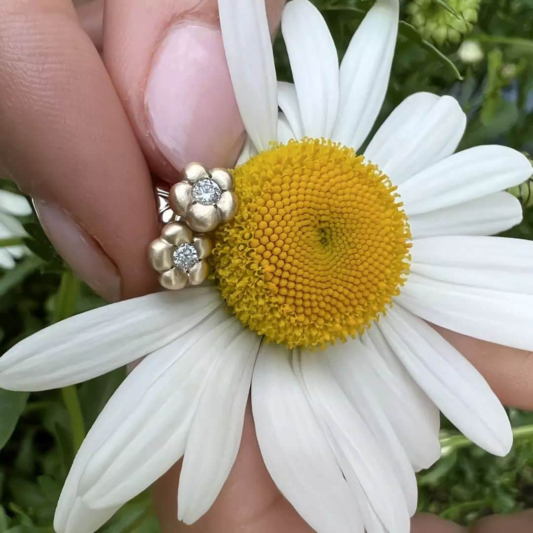 ミーアンドローのインスタグラム：「Flowers are the universal language of beauty that speaks to all cultures. These recycled 10K gold daisy flower studs represent the beauty of Mother Nature. Perfect for everyday wear, and small enough to be worn with other earrings. Available in recycled silver and 10K gold.」