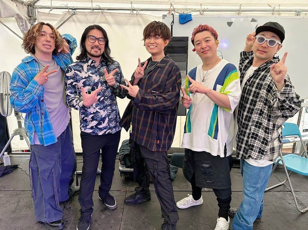 Tani Yuukiのインスタグラム：「#TOKYOISLAND 皆様足元の悪い中ありがとうございました！ 靴もズボンも諦めた捨て身のジャンプこの目に焼き付けたぜ…🫡  たかやんとの2曲、最高だったぜ…🦅 込み上げてくるものがあった、幸せでした❤️‍🔥  疲れたと思うし雨で冷えちゃったと思うから温まってゆっくり休んで！♨️  またね！！」