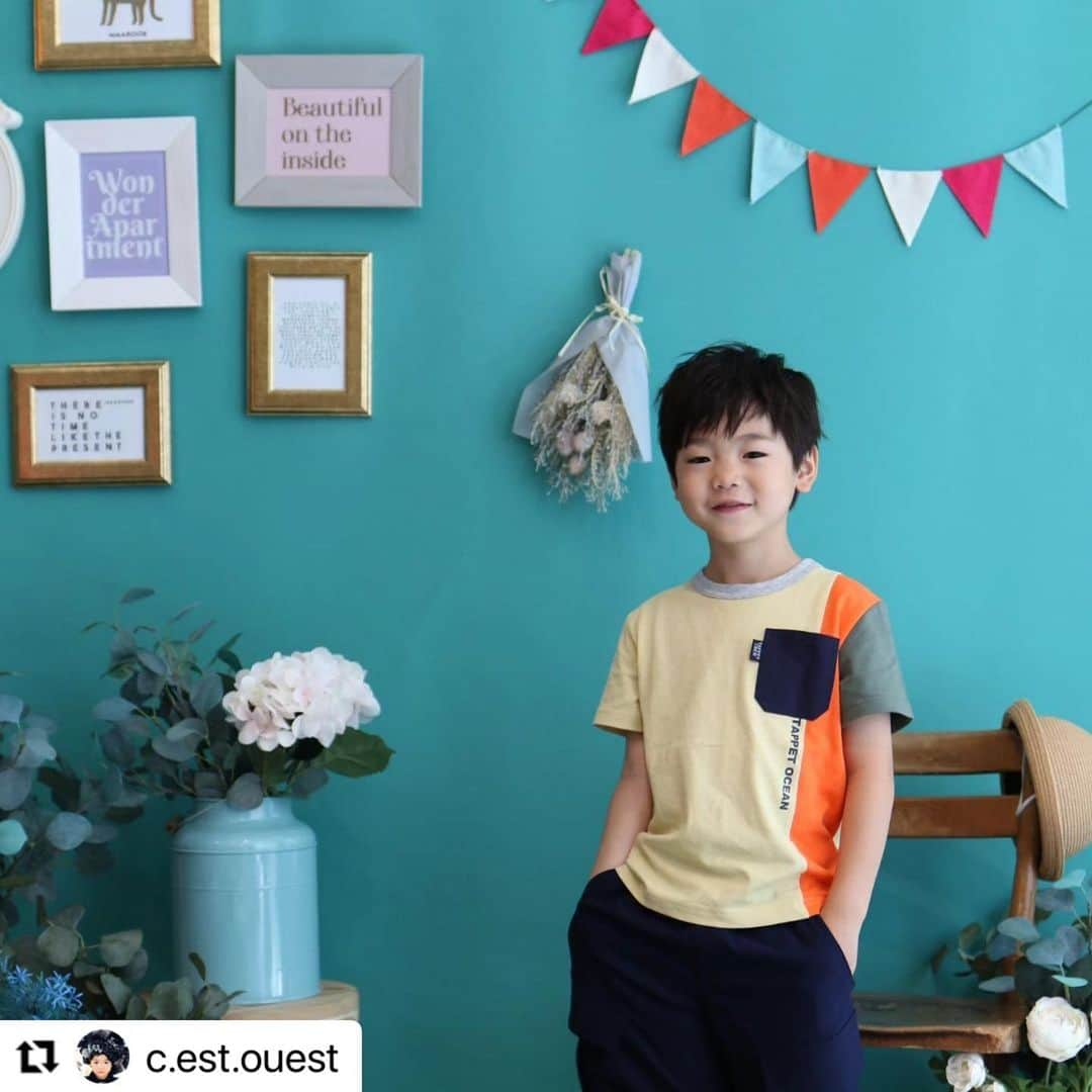 TAPPETさんのインスタグラム写真 - (TAPPETInstagram)「#Repost @c.est.ouest with @use.repost ・・・ 👕👖ワンダーアパートメントパーク撮影会📷️✨   tappetさんのお洋服で参加させてもらいました😁💡  自分の予約している前に、他の可愛い女の子達がヘアメイクしてもらっているのを見て照れちゃって終始デレデレモードで👦楽しそうでした🤣❗️  ヘアメイク有りとの事でしたが息子の髪がサラサラなのでこのままで～と、櫛でとかしただけになりそうでしたが、せめてクルンとして欲しい旨を伝えて無事ヘアセットはしてもらえました😅💡   素敵なセットをバックに撮影😉本を頭に載せるバージョンでも撮ってもらいました📷️ママカメラとは違った雰囲気で🥰   息子が即決めしたお洋服🧳小物も持参していましたがこの度活躍させずでしたので、この夏からはたくさん使いたいと思います💃🎶     #wonderapartment  #tappet  #ワンダーアパートメント #タペット  #男の子コーデ #男の子髪型  #男の子ヘア #キッズ撮影会イベント   #神戸ママフレ部 神戸ママフレ部の #PR  @kobe_mamafre_official  #神戸っ子 #こうべっこ #5歳男の子  #5yearsold #年長さん #幼稚園児」6月11日 23時36分 - tappet