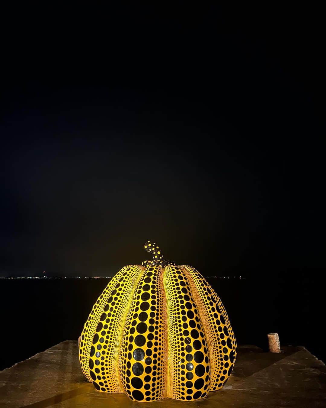 佐々木敬子さんのインスタグラム写真 - (佐々木敬子Instagram)「.  pumpkin at night  #草間弥生 #直島 #ベネッセハウスミュージアム」6月11日 23時47分 - keikosasaki_mylan