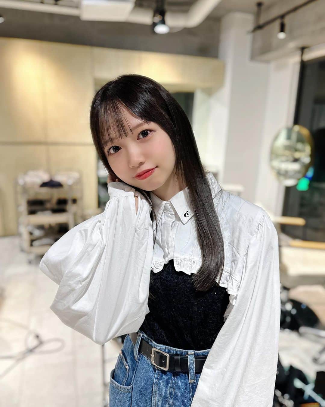 のインスタグラム：「暗髪はすき？？💇🏻‍♀️🖤 わたしはどんな髪色が似合うかなあ？☺︎  ヘアメンテナンスしてきたよお👶🏻 カラーとトリートメントと前髪カット していただきました💫  そういえば少し前に髪の毛きったんだよお❕  髪の毛がきれいになるとうきうきする🐶  いつもありがとうございます∩^ω^∩ @yamato_takumi   #畑美紗起 #美容院 #ヘアカラー #ヘア #表参道美容室 #hair #instagood #shooting #me」