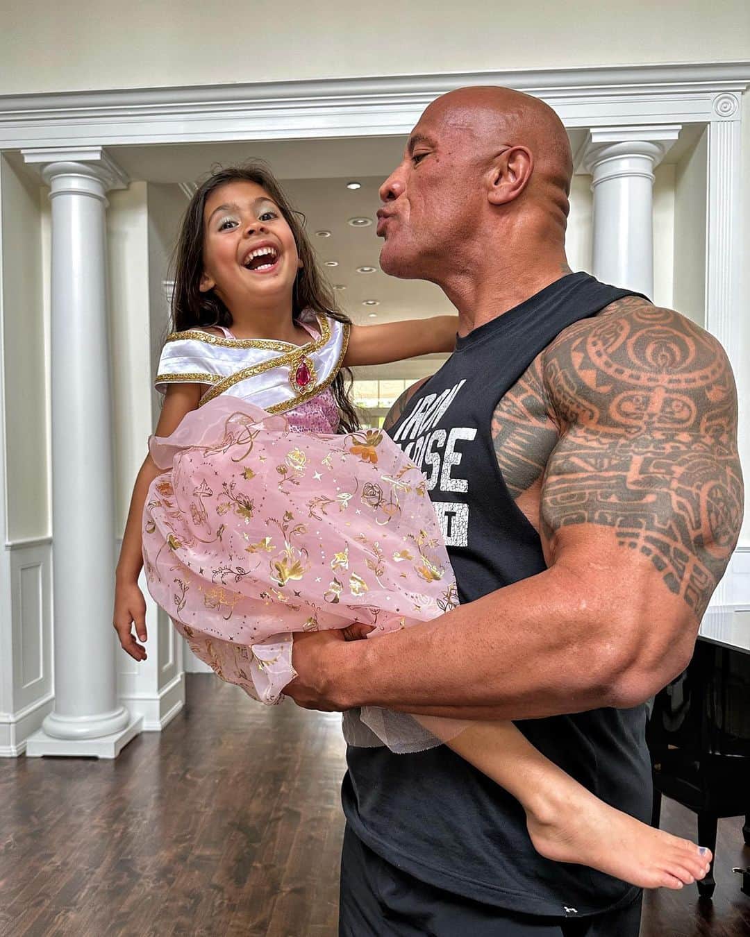 ドウェイン・ジョンソンのインスタグラム：「Monster 😘 for Tia’s first princess party with all her friends. Lots of little magical Princesses running around the house having fun and none of them were scared of daddy 🙋🏽‍♂️👍🏾  Only the moms 😉 Fun day for the kiddos!  #estrogendominance」