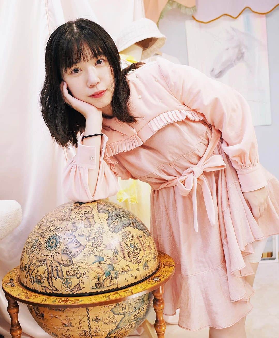 永原真夏のインスタグラム：「tatoeの2023AW「猫の瞳は宝石」展示会で新旧コレクションを織り交ぜ着せ替え にかの作るお洋服が10年ずっとだーーーいすき🪡  @tatoe__  @matsurinoato.shop」