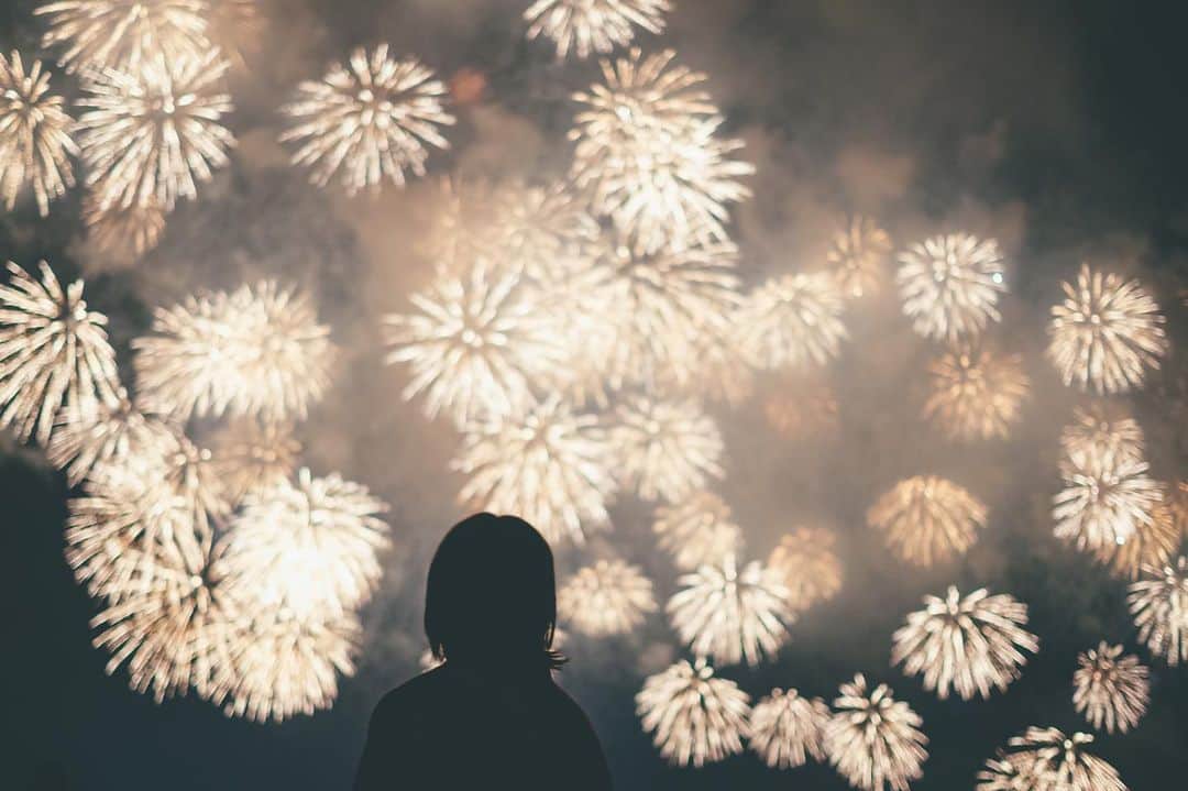 Yuma Takatsukiのインスタグラム：「. . . Hanabi . . . . . . もうすぐ夏が来る。  ⁡ それでは今日もお疲れさまでした！ . Niigata／Japan X-H1／XF23mmF1.4 R . -----------------------------------------  ITTOKO写真展『ほな、いっとこ！』 vol.4 　　　　　　　　　　　　　　　〜FIND〜  会期 : 2023.06.28(水)〜07.03(月) 時間 : 12:00〜20:00 　　　(初日は14:00~,最終日は18:00迄) 場所 : イロリムラ 2F 〒 530-0016 大阪府大阪市北区中崎1丁目4番15号  ----------------------------------------- . #fujifilm  #fujifilm_xseries  #XF23mmF1.4R #富士フイルム  #xh1  . ―――――――――――――――――――――――――― 関西を中心にフリーランスで活動しています。 Web広告、個人撮影、家族撮影、PR撮影など、 6月以降の撮影依頼募集中です。 ⁡ ⁡Yuma Takatsukiオリジナルプリセットも販売中です。 ⁡プロフィールのポートフォリオサイトからご覧下さい。  またフォトサークルITTOKOという活動をしています。 ⁡ハイライトに色んなイベントをまとめています。 ――――――――――――――――――――――――――」