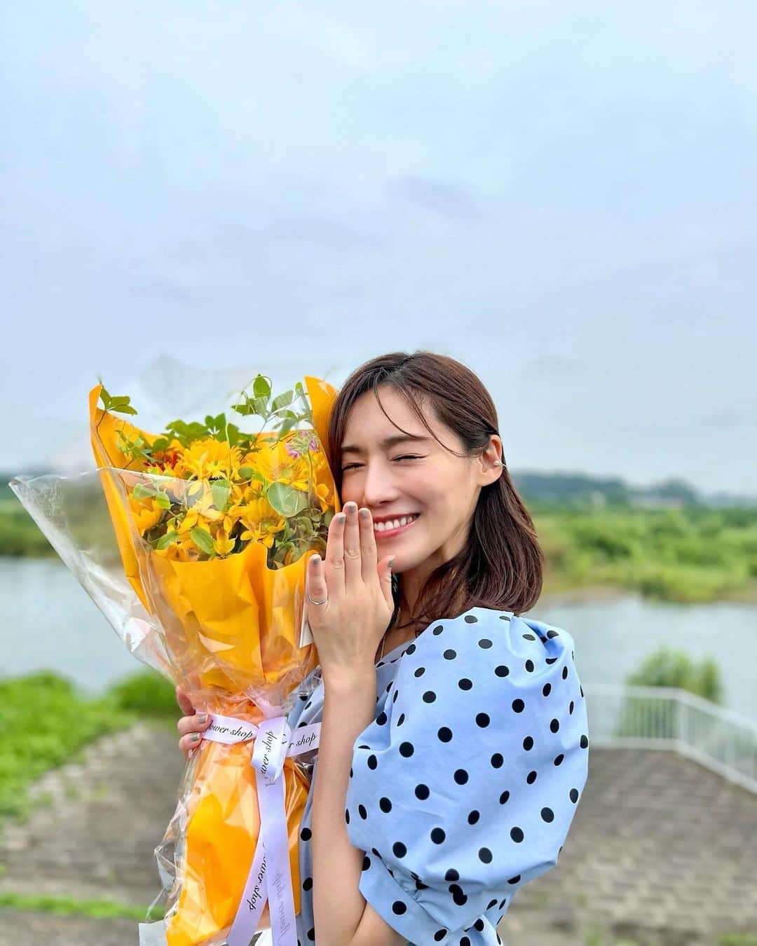 島村みやこさんのインスタグラム写真 - (島村みやこInstagram)「私をイメージして私の大好きなお花屋さんで 花束を作ってくれました🥹💓  わたしのイメージ向日葵？🌻  嬉しい〜✨  向日葵みたいに明るく前向きで、みんなを元気にできるような存在になれたら嬉しいです🎵  #一個前の投稿コメント返したよー😍✌️ #そるたんネムネム💤」6月12日 17時00分 - miyako_shimamura.official