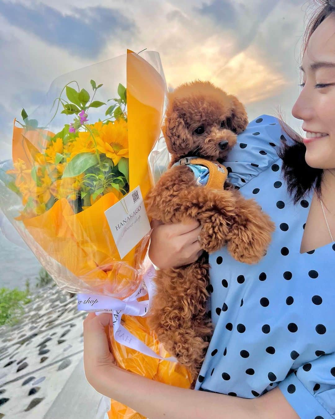 島村みやこさんのインスタグラム写真 - (島村みやこInstagram)「私をイメージして私の大好きなお花屋さんで 花束を作ってくれました🥹💓  わたしのイメージ向日葵？🌻  嬉しい〜✨  向日葵みたいに明るく前向きで、みんなを元気にできるような存在になれたら嬉しいです🎵  #一個前の投稿コメント返したよー😍✌️ #そるたんネムネム💤」6月12日 17時00分 - miyako_shimamura.official