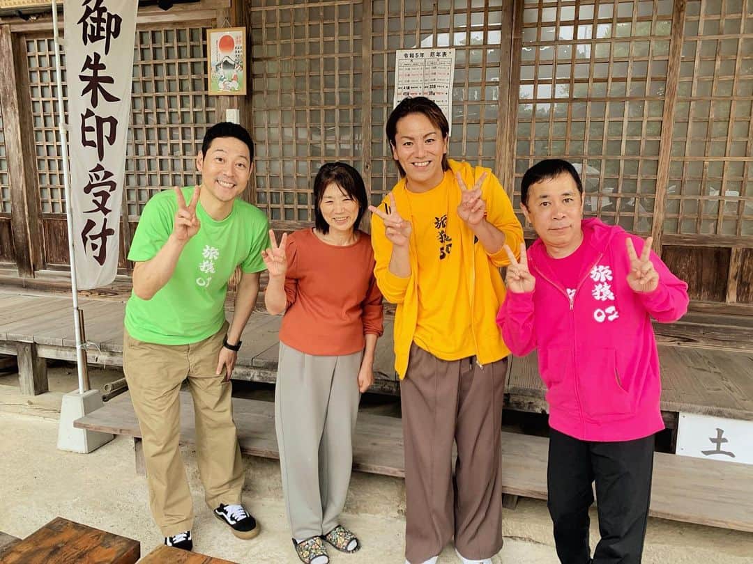 狩野英孝のインスタグラム：「宮城県栗原市に東野さんと、岡村さんが来てくれて、実家の神社で参拝して頂きました！母も大感激！！ #岡村さんが神社でピースって大丈夫と心配 #神様も東野さん岡村さんが来てくれて喜んでます #楽しくみんなでピース」
