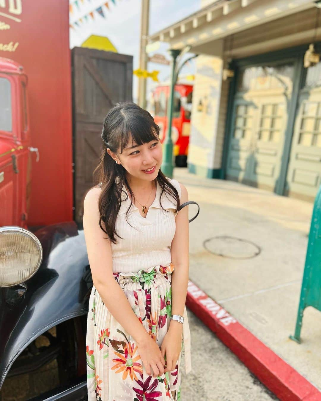 高橋沙織のインスタグラム：「さおりんフォトコレクション⭐︎ スヌーピーつけてないバージョン。  #ユニバ #USJ #ユニバーサルスタジオジャパン  #さおりんファッション #redyazel  #レディアゼル #肩出しコーデ  #生足チラ見せ #ポートレート撮影」