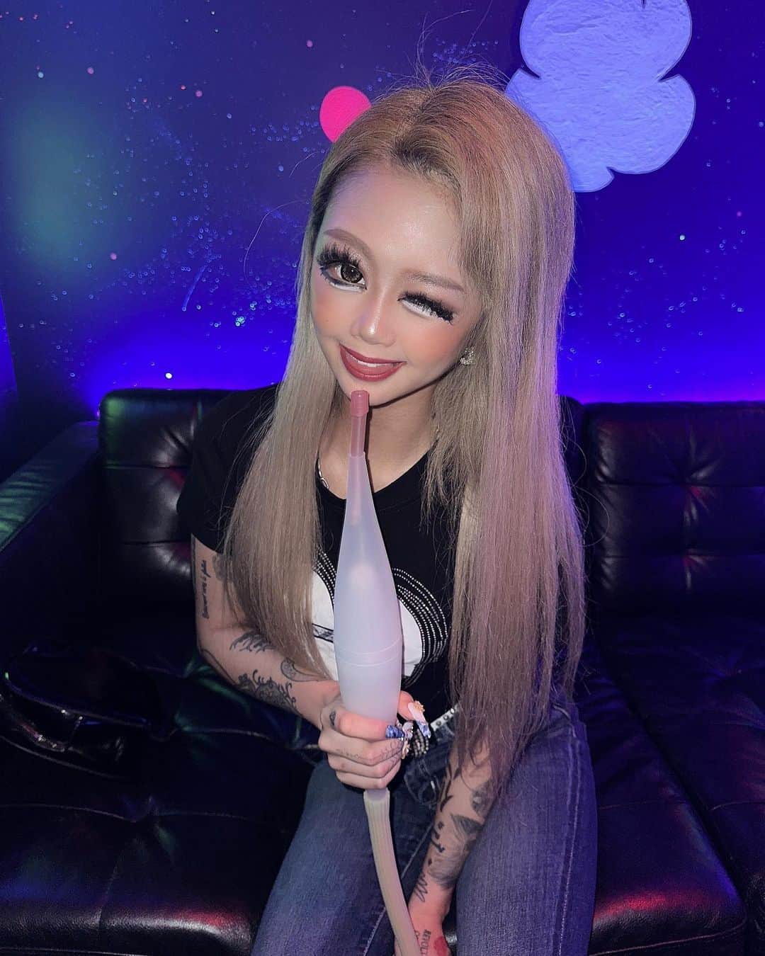 のインスタグラム：「髪色暗くしたりブレイズしたりで 毎回大変やのに ここまで綺麗な金髪に戻せるんすごすぎ👏🥲✊🏼 . @zoo.uemura いつも わがままですいましぇん🥹✊🏼✊🏼✊🏼 . #ブロンドヘアー#金髪ロング  #ギャル#シーシャ#ベルキッシュ」