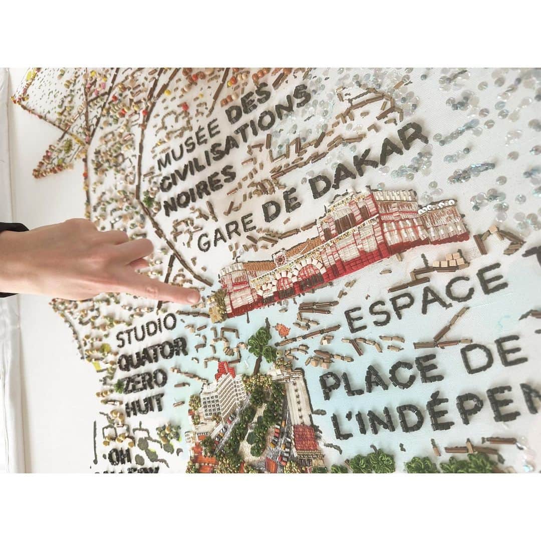 石井美保さんのインスタグラム写真 - (石井美保Instagram)「La Galerie du 19Mで開催されている展覧会「Sur le fil: de Dakar à Paris」にはるばる行って来ました。セネガル、マリ、南アフリカ、フランスの30人近いアーティスト、職人、メーカー、コレクターによる約30点の作品やインスタレーションを通じて、テキスタイルのあらゆる姿を見ることができます。 ルサージュの刺繍ワークが素晴らしくて、ずっと眺めていました。この地図、ビーズと刺繍でできてるんですよ👀 尊い手仕事を目の当たりにして心洗われたと同時に、手芸欲がムクムク。美しいものを沢山目に入れたい。 会期　2023年7月30日までです。#mihoishii_paris」6月12日 0時04分 - miho_ishii