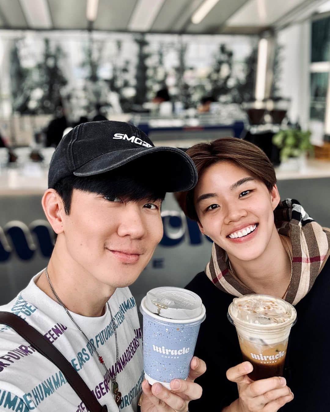 林俊傑のインスタグラム：「Welcome to Singapore! Have fun! @popor_sapsiree」