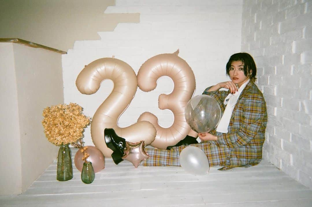 小林歌穂のインスタグラム：「🎊🎂🎉 ⁡ いぇぇーーいい！！！23サーイ！！ ⁡ #本日誕生日#23歳#あはは」