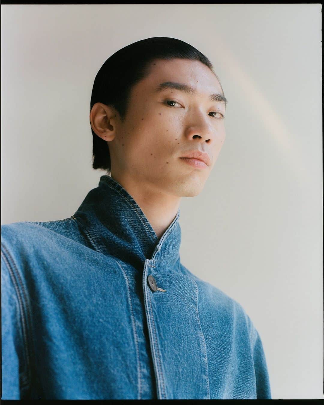 カシミ オムのインスタグラム：「SS24 fuses raw-edged sweatshirts and denim blazers, alongside organza coats and printed silks. ​⁠ ​⁠ #QASIMISS24​⁠ ​⁠ Creative Director: Hoor Al Qasimi @hooralq​⁠ Art Director: Nicolas Santos @nicolas_santos​⁠ Photographer: Keerthana Kunnath @kee_kunnath​⁠ Film: Child Studio @childstudio__​⁠ Artist Collaboration: Kamala Ibrahim Ishaq @kamala_ibrahim_ishag.official​⁠ Music: Hasan Hujairi @hasan.hujairi​⁠ Stylist: Nell Kalonji @nellkalonji​⁠ Styling Assistant: Honor Dangerfield @honordangerfield​⁠ Production: Sharda Fähmel​⁠ Production Manager: Jo Cullis​⁠ Production Assistants: Nadia Abraham, Sylwia Grzegorzko & Caitlyn Duncan​⁠ Movement Director: Simon Donnellon @simon.donnellon​⁠ Casting: Troy Fearn @troycasting​⁠ Hair Stylist: Dexter Johnson for Toni & Guy @dexterdapper​⁠ Make-Up Artist: Celia Burton @celiaburtonmakeup​⁠ Manicurist: Sasha Goddard @sasha_goddard_​⁠ Set Designer: Georgia Currell @georgiacurrell_set​⁠」