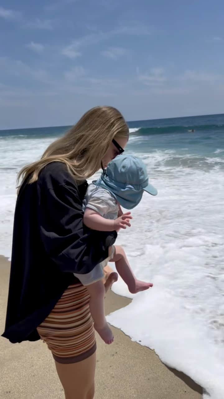 ダニエル・クヌッドソンのインスタグラム：「First time to the beach 🥹🌊🌊 #familytime #beachbaby」