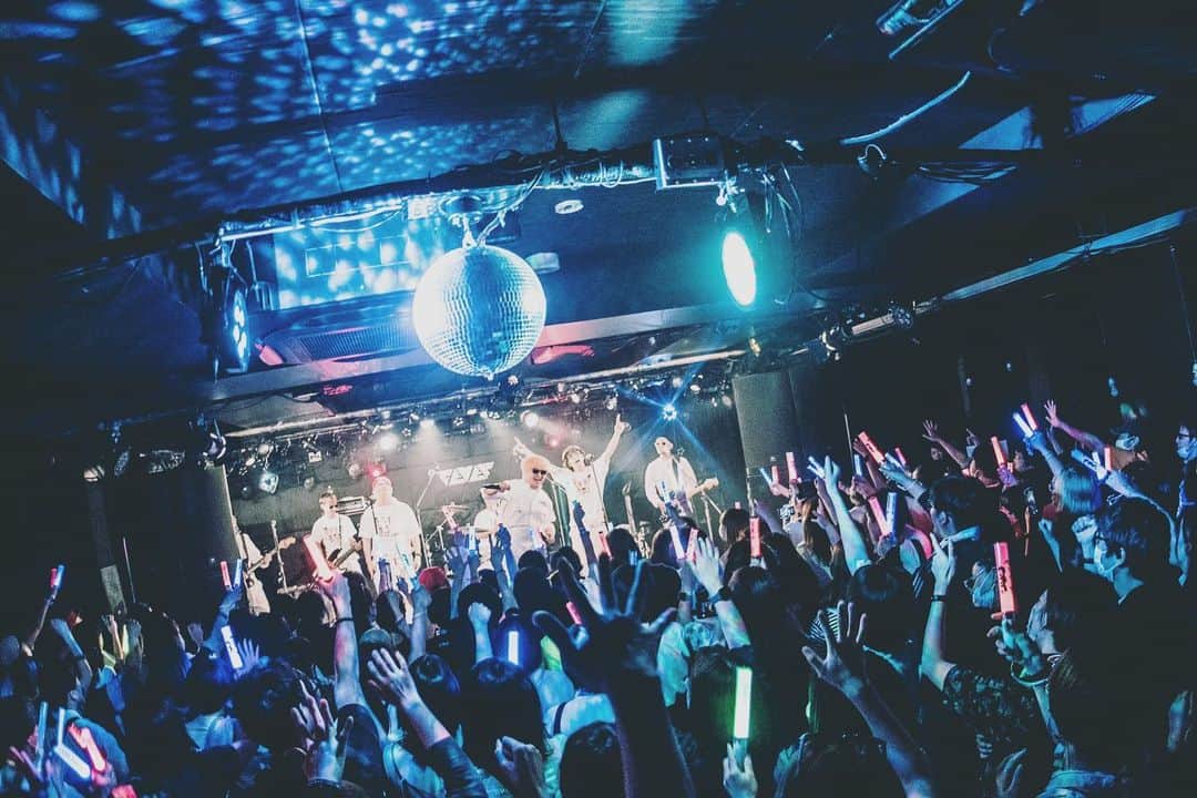 のインスタグラム：「ザ・チャレンジ×ONIGAWARA主催イベント「お楽しみ会」でした！ 小学生の時、お楽しみ会が楽しみだったなぁ、好きだったなぁ。 そんな気持ちでみんなに面白がってもらえたら何よりだなぁと思います。 ご来場の皆さん、配信で見てくださった皆さん、ありがとうございマッスル💪🕶💪 また遊びましょう！ ライブ後に打ち上げしたの久しぶりだ、、！ #ザチャレ #ONIGAWARA #オニチャレ #乾杯」
