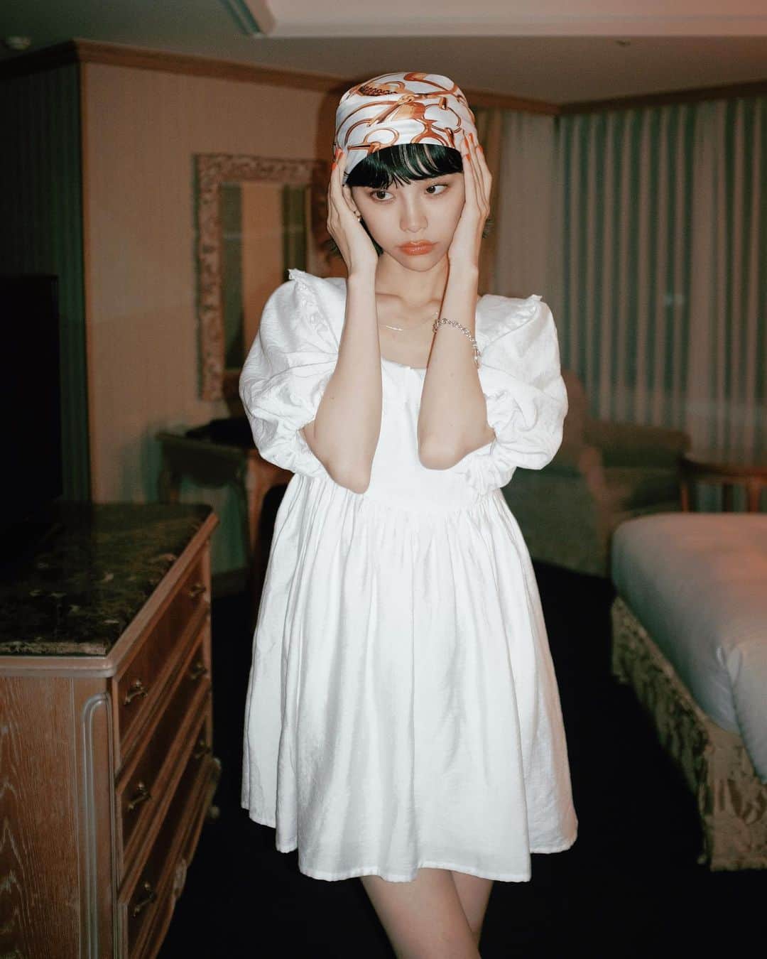 る鹿のインスタグラム：「Little white dress with my vintage scarf 🤍✨」