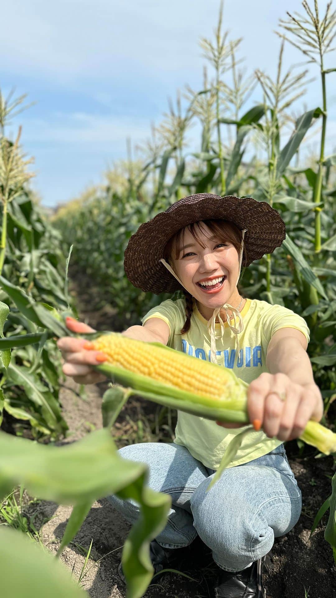 黒田りさのインスタグラム：「🌽 興膳農園さんでとうもろこしの収穫体験してきました！ 自然豊かな畑の中に入って、青空の下での収穫は 癒されたしめちゃめちゃ楽しかった🫶✨  興膳さんのとうもろこしは一番甘くなる、朝の暗いうちに収穫するのだそう！ 隙間がないくらいに 実がぎっしりパンパンに詰まっていて つやんと光り輝いて神々しい✨  初めて採れたてを丸かじりさせてもらったのですが、 甘くてジューシーで、もはやフルーツ！ 衝撃&感動のおいしさでした🥺💛💛　  興膳農園さんのとうもろこしは、みなみのやオンラインで購入できます！ また、直接朝倉にある農園さんでの受け取りも◎ 公式LINEから予約できるみたいです🌽✨ とにかく、とうもろこしってこんな味だったっけ？ って舌をうたがうほど美味しいです💛  ぜひInstagramをチェックしてみてくださいっ✨  🌽 @kozenfarm  公式LINEは👆から登録できます！  (※来週6月17日の収穫体験は大人気で定員埋まったみたいです🙇✨)  #興膳農園#福岡農園#農業体験#収穫体験#福岡収穫体験#福岡イベント#とうもろこし#とうもろこし収穫#福岡道の駅」