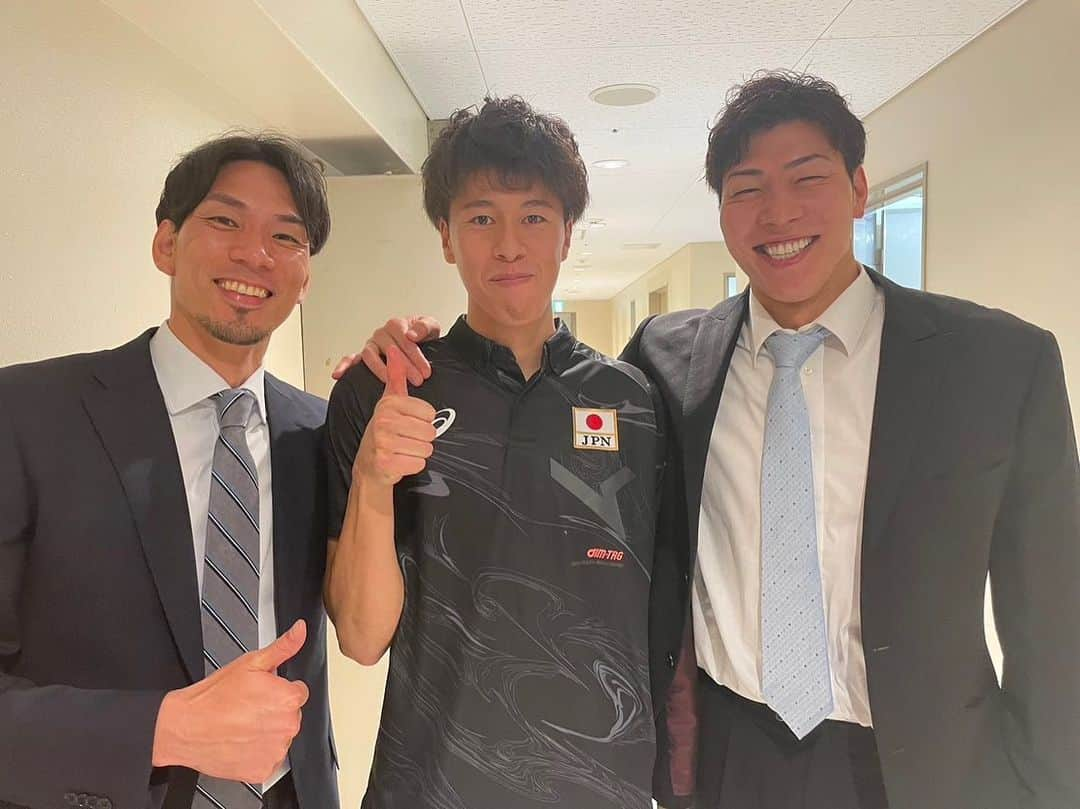 富田将馬さんのインスタグラム写真 - (富田将馬Instagram)「開幕4連勝🙌🏻 名古屋での応援ありがとうございました！！ 偉大な先輩方とも写真撮れました😊 引き続き応援よろしくお願いします！！  #龍神NIPPON #VNL #名古屋 #🇮🇷 #🇷🇸 #🇧🇬 #🇫🇷」6月12日 0時14分 - shoma_tomita