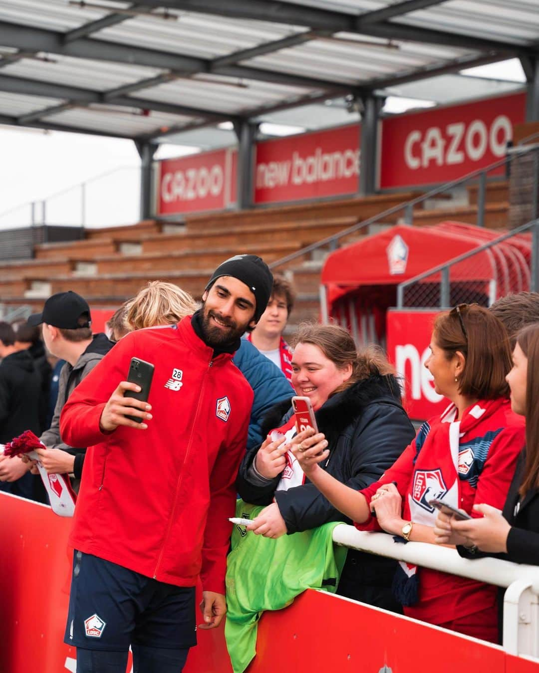 アンドレ・ゴメスさんのインスタグラム写真 - (アンドレ・ゴメスInstagram)「🔴⚪️ Cette saison a été longue et complexe. Nous aurions aimé terminer à une meilleure place, mais cela n'a pas été possible. Participer aux Compétitions Européennes la saison prochaine était notre priorité et nous avons atteint notre but! Félicitations à tous pour le travail et le soutien tout au long de cette saison!  Merci, du fond du cœur, de nous avoir fait profiter chaque jour d'un groupe de compagnons extraordinaires et d'une équipe de grande qualité. Et à vous, les supporteurs, merci d'être à nos côtés et de nous soutenir dans les bons et les moins bons moments.  Nous ne savons pas ce que nous réserve l'avenir, mais je veux que vous sachiez que je suis fier d'avoir représenté ce Club et cette ville! Ma famille et moi avons été très heureux et, quoi qu'il arrive, nous vous aimons et vous serez à jamais dans nos cœurs!  @losclive, merci beaucoup pour tout! #AllezLesDogues 🫶」6月12日 0時18分 - aftgomes21