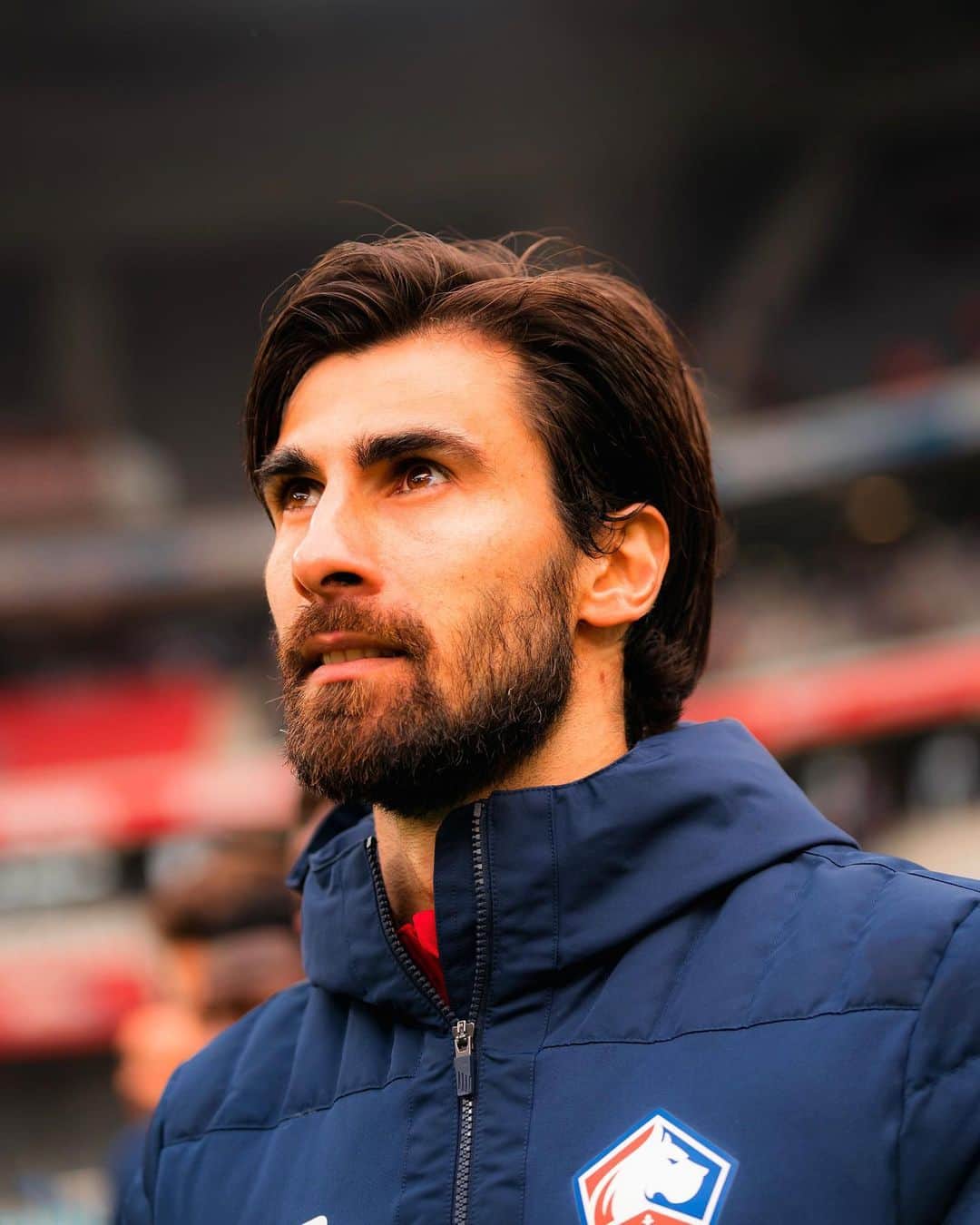アンドレ・ゴメスのインスタグラム：「🔴⚪️ Cette saison a été longue et complexe. Nous aurions aimé terminer à une meilleure place, mais cela n'a pas été possible. Participer aux Compétitions Européennes la saison prochaine était notre priorité et nous avons atteint notre but! Félicitations à tous pour le travail et le soutien tout au long de cette saison!  Merci, du fond du cœur, de nous avoir fait profiter chaque jour d'un groupe de compagnons extraordinaires et d'une équipe de grande qualité. Et à vous, les supporteurs, merci d'être à nos côtés et de nous soutenir dans les bons et les moins bons moments.  Nous ne savons pas ce que nous réserve l'avenir, mais je veux que vous sachiez que je suis fier d'avoir représenté ce Club et cette ville! Ma famille et moi avons été très heureux et, quoi qu'il arrive, nous vous aimons et vous serez à jamais dans nos cœurs!  @losclive, merci beaucoup pour tout! #AllezLesDogues 🫶」