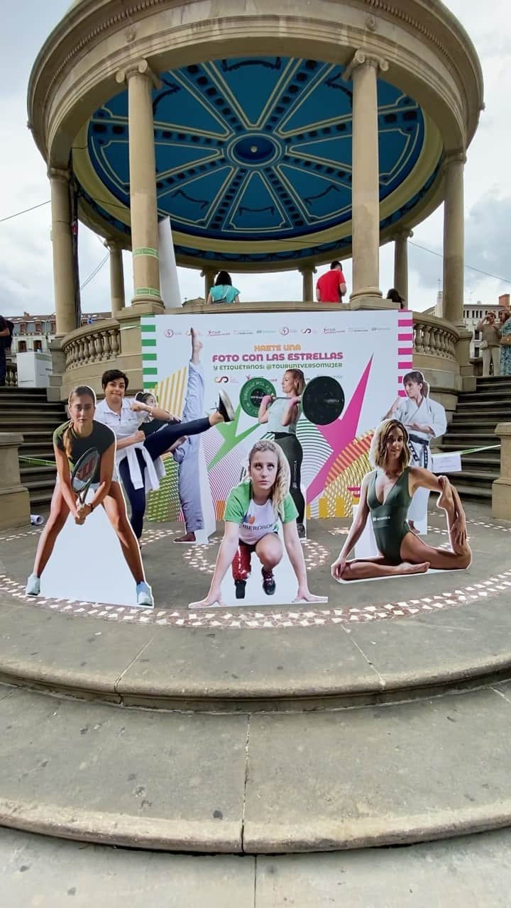 サラ・ウルタドのインスタグラム：「Echando un rato junto a ellas, a ver si se me pega algo 😉💪🏼💕  🏋🏻‍♀️🎾🧜🏻‍♀️🥋🏃🏻‍♀️   A quien conozca a todas le hago la ola 🌊」