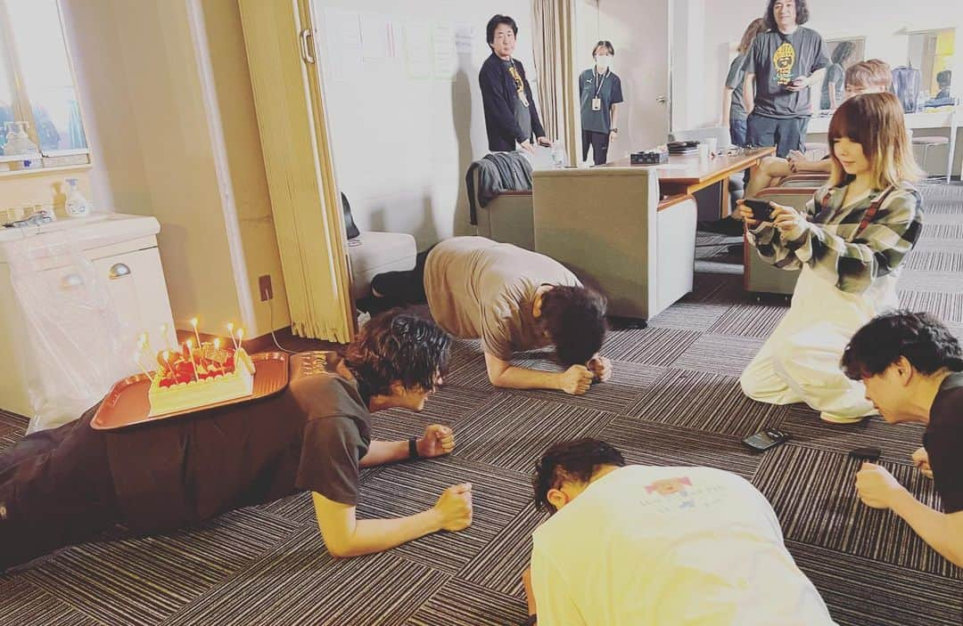 神谷洵平さんのインスタグラム写真 - (神谷洵平Instagram)「aikoさん仙台2days でした！ 皆さま、ありがとうございました😊 忘れられない良き２日間になりました。  前回ツアーも、仙台公演を機に何かパワーやきっかけを頂きましたが、 今回も何かパワースポット的に！？ 特別な何かを得た２日間！ さすが杜の都！！ 引き続き走り続けます。 ありがとうございました🏃🏻‍♂️  写真1  Day 1   写真2  Day 2  写真3  プランク中、バースデーサプライズに気づかない@kazuhirosunaga66  お誕生日おめでとう！🎂  写真4  撮って頂きましたー涙　ありがとうございます🚚」6月12日 0時39分 - junpeikamiya