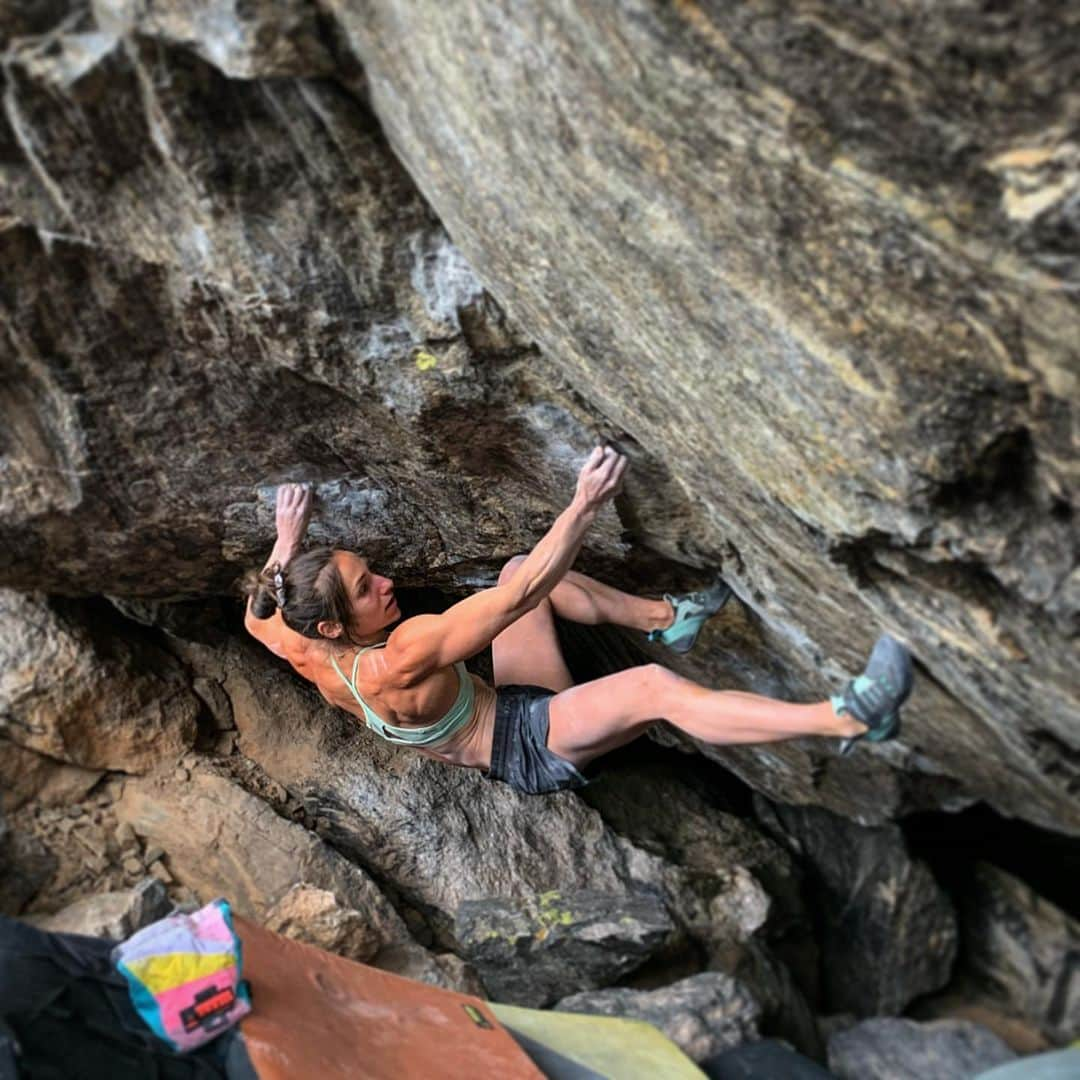 アレックス・パッチシオのインスタグラム：「Missing this right now.  . The thing that bums me the most about this ankle sprain is the timing of it! . It’s the beginning of ALPINE bouldering season for the summer and I LOVE being up in the MOUNTAINS! 😢🥹 . I’m lucky it wasn’t worse and that I will still get some of the season, but definitely getting a LOT of F.O.M.O.!!!  . Take a hike and do a climb for me! ❤️ . @roap.c  @scarpana @organicclimbing @frictionlabs @evn_cbd」